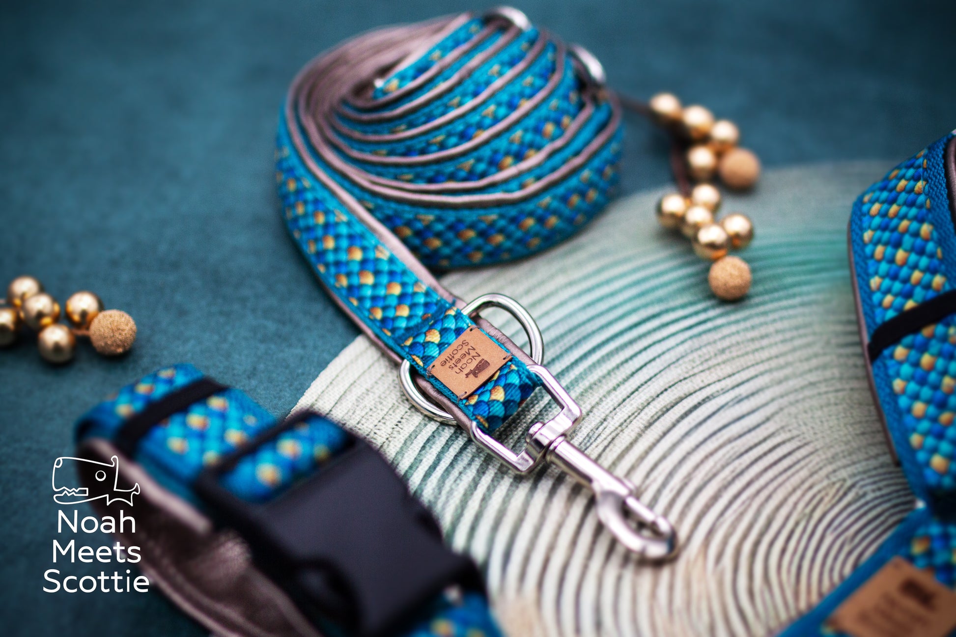 Hundegeschirr und passende Hundeleine Poseidon mit Schuppenmuster in Türkis, Blau und Gold.