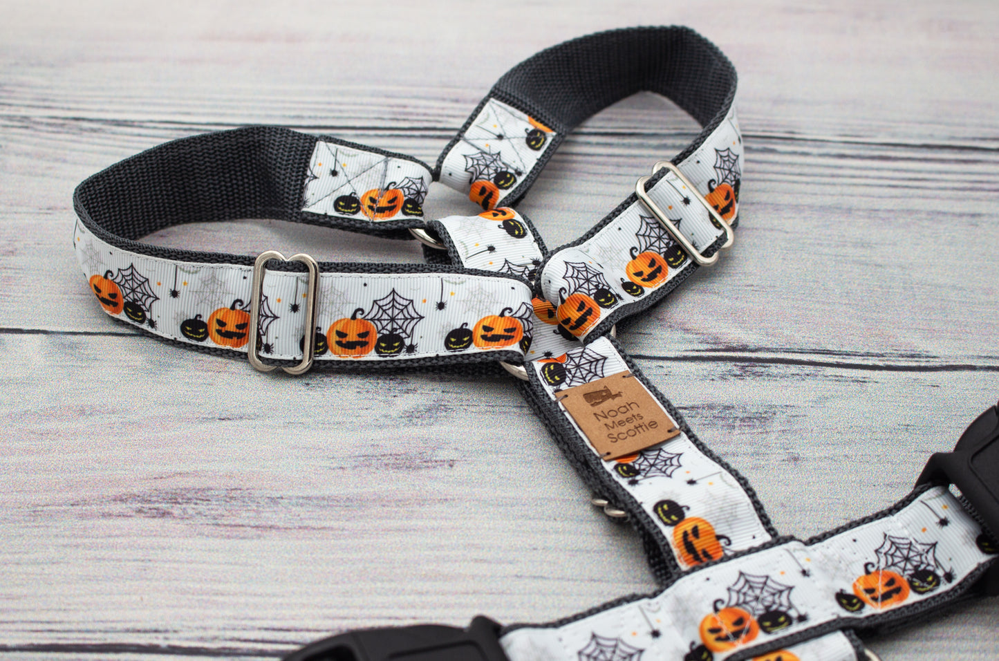 Hundegeschirr mit Kürbis-Design, Halloween-Motiv, dunkles Gurtband, stilvoll und bequem