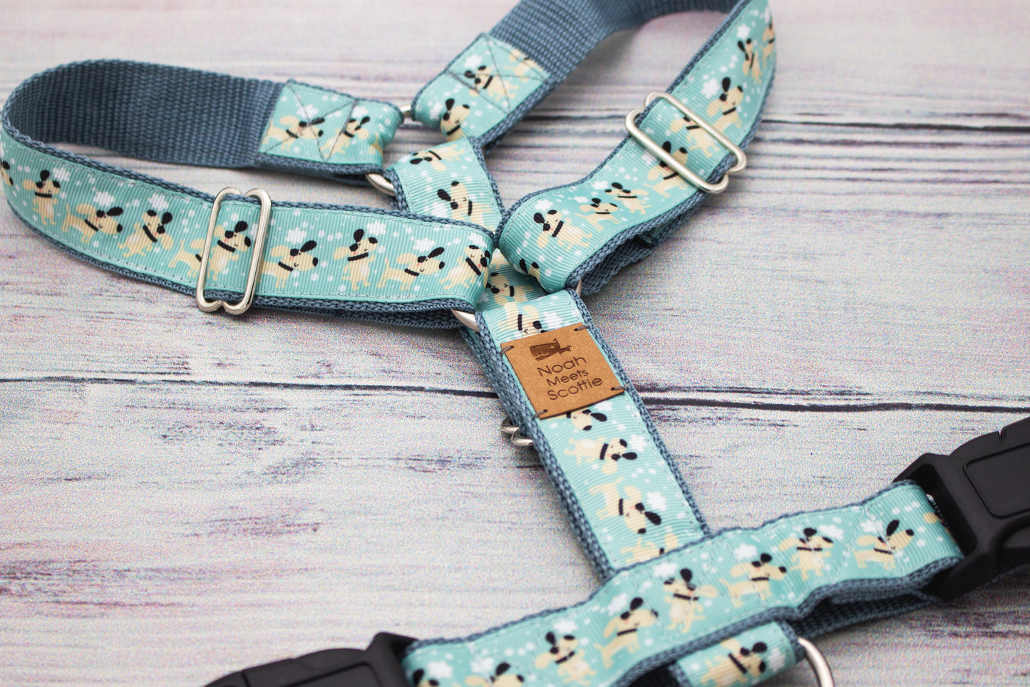 Mintgrünes Hundegeschirr PUPPERMINT, helles Design mit kleinen Hunden und graublauem Gurtband