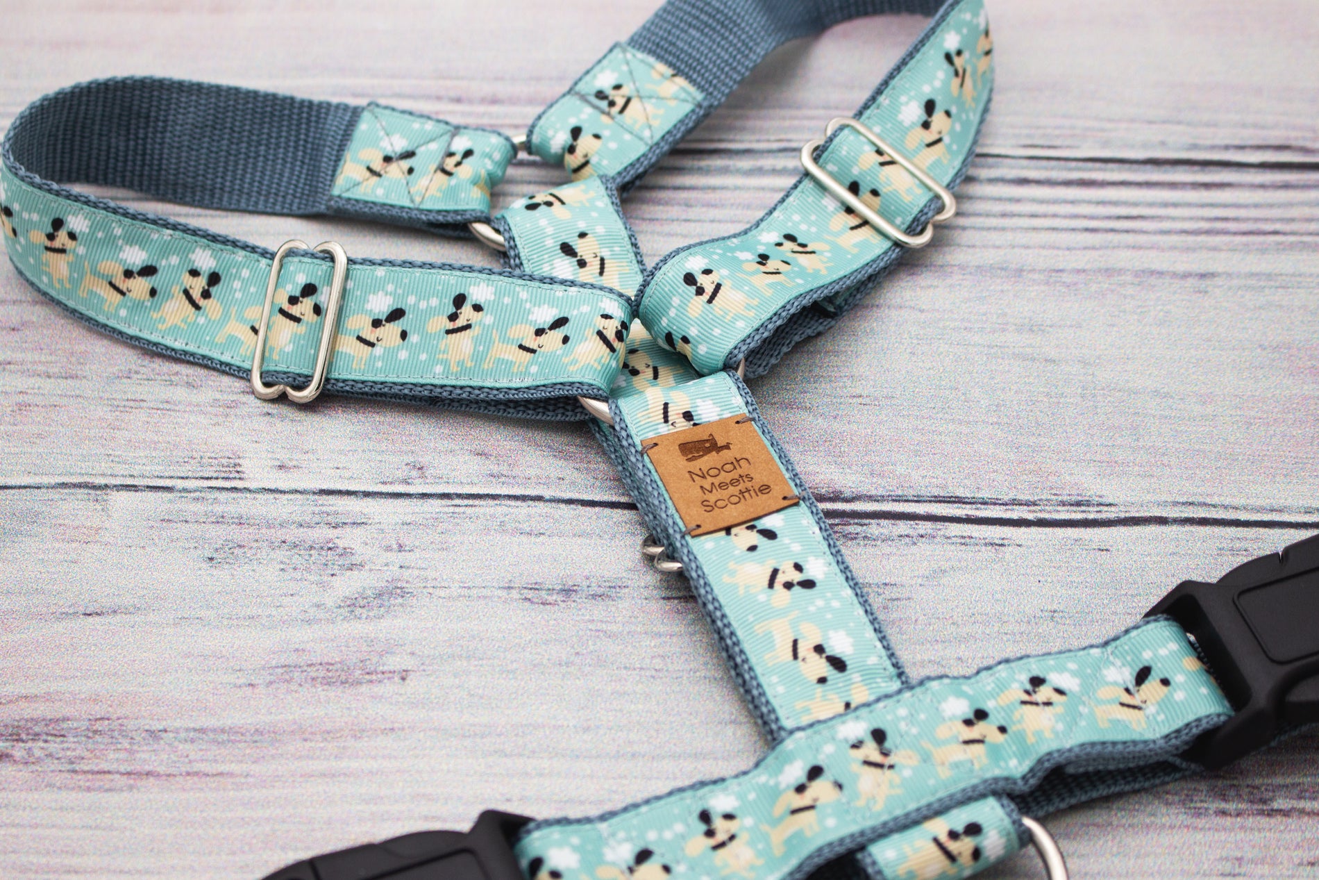 Mintgrünes Hundegeschirr PUPPERMINT, helles Design mit kleinen Hunden und graublauem Gurtband