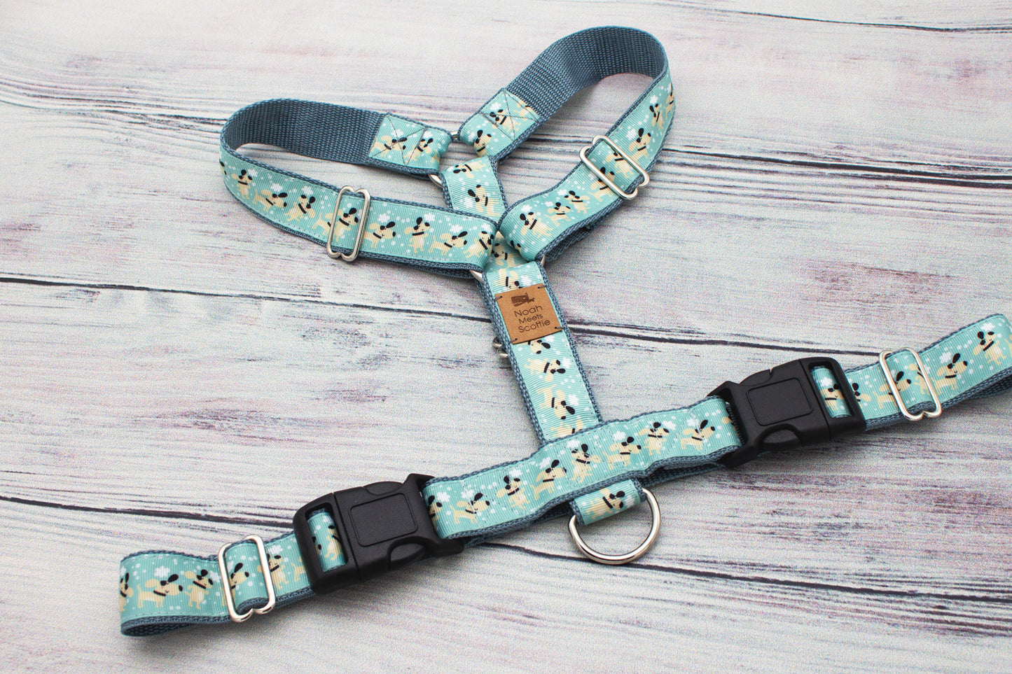 Detailaufnahme Hundegeschirr PUPPERMINT, frisches Mintdesign mit Hundemuster, hochwertiges Hundezubehör