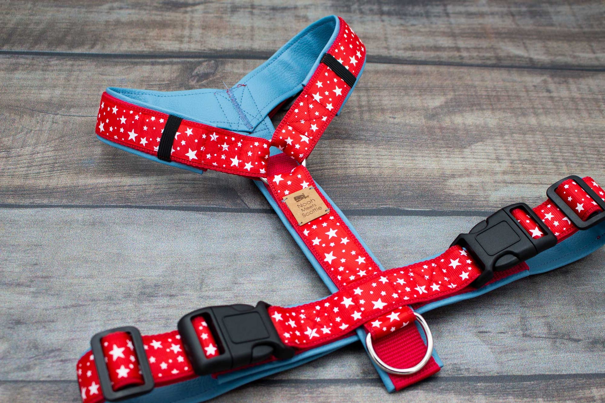 Hundegeschirr RED STAR im SALE – rot mit weißen Sternen, blau gefüttert, nur 1x Größe M, 50 % reduziert, weich gefüttert, verstellbar