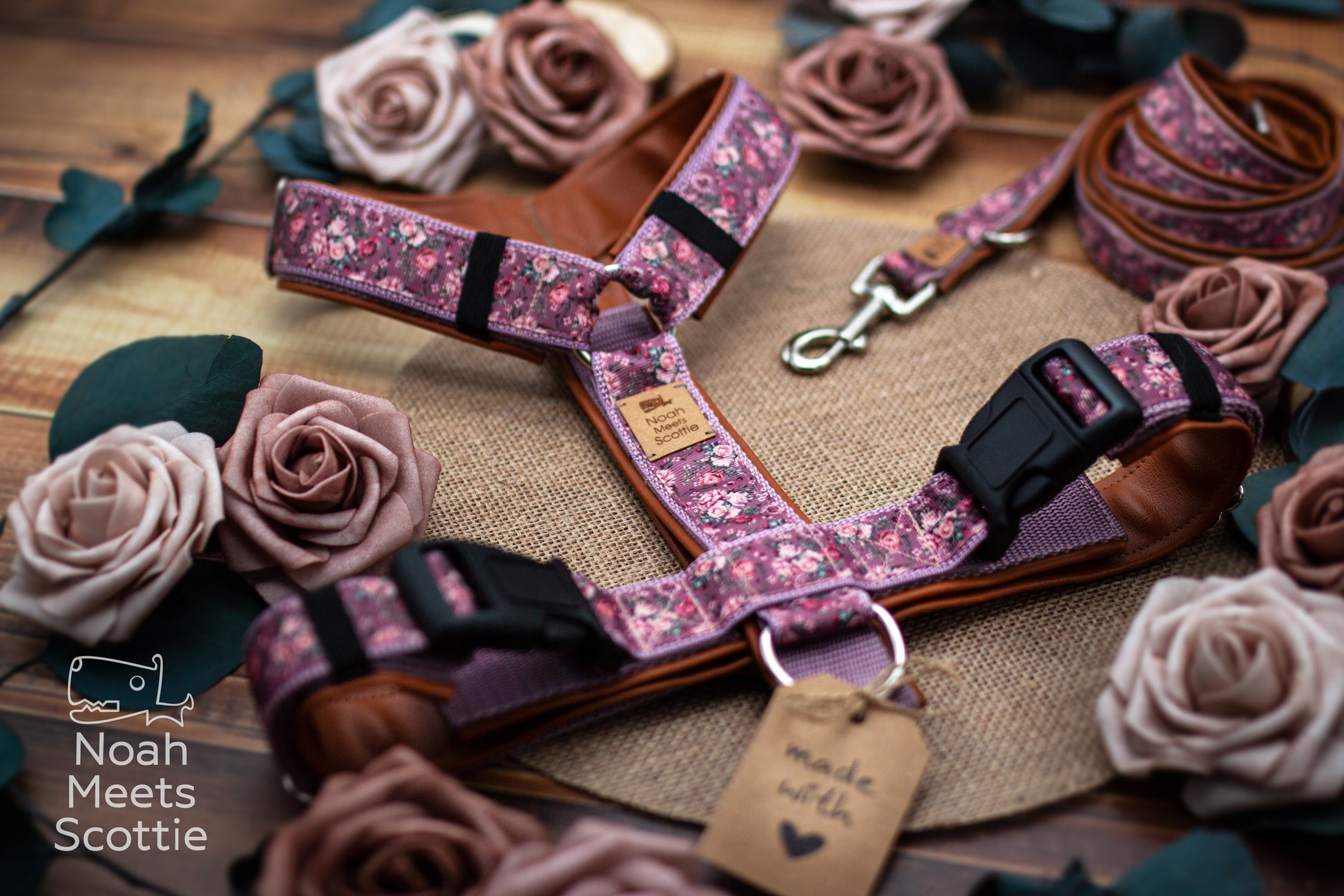 Florales Hundegeschirr in Rosa und Lila mit Rosenprint und braunem Kunstleder