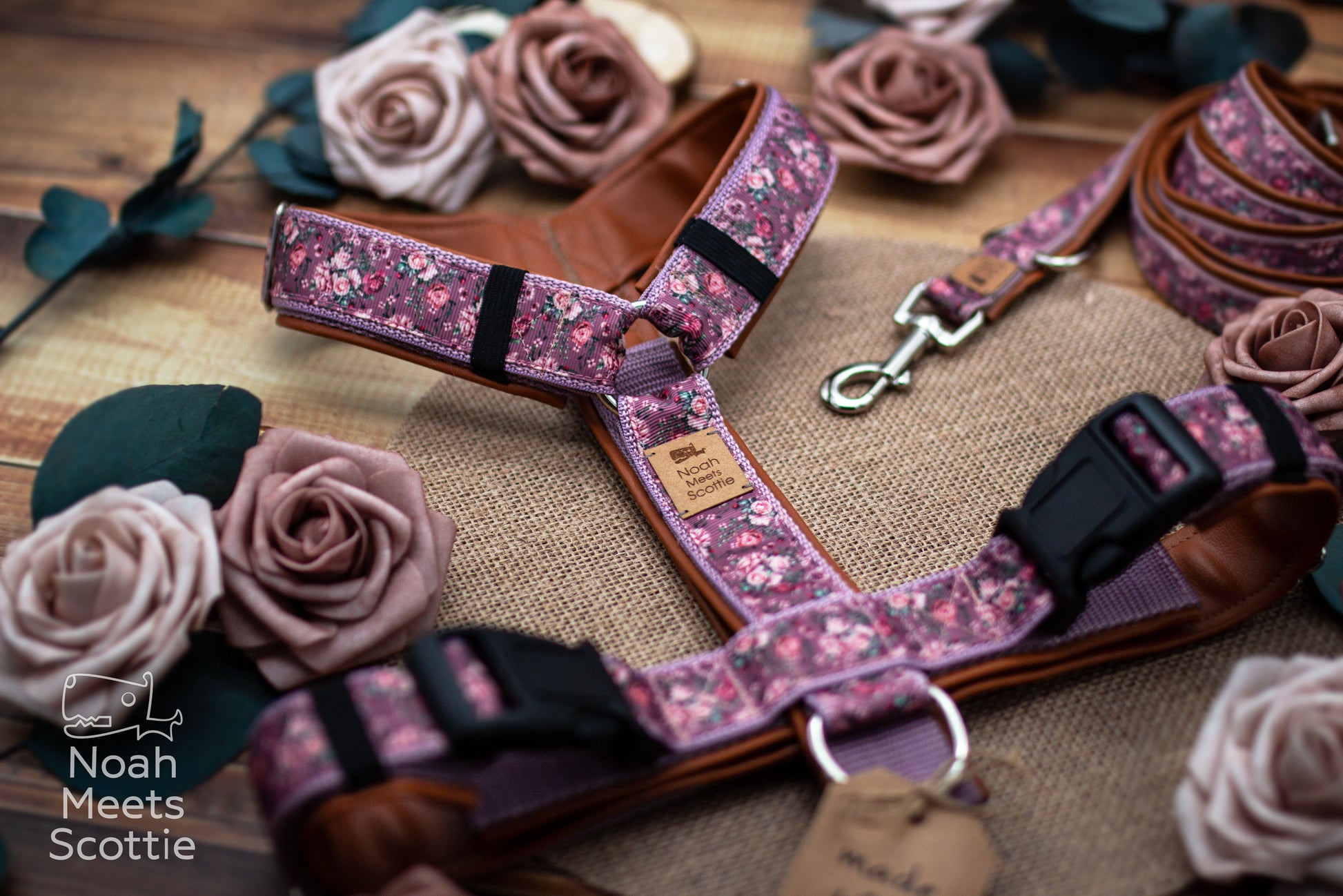 Hundegeschirr mit Rosenmuster in Rosa, Altrosa und Braun, romantisches florales Hundezubehör