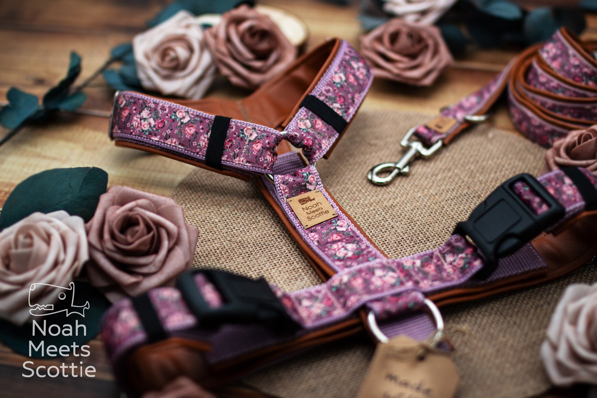 Rosenmuster Hundegeschirr in Altrosa, Lila und Braun im romantischen Vintage-Look