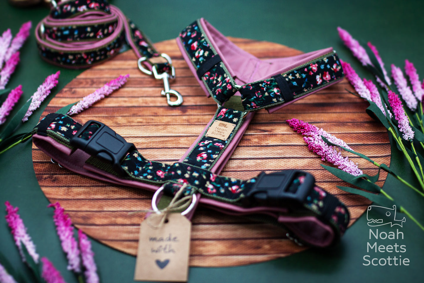 Hundegeschirr mit Blumenmuster in Rosa, Pink, Hellblau und Grün auf schwarzem Band