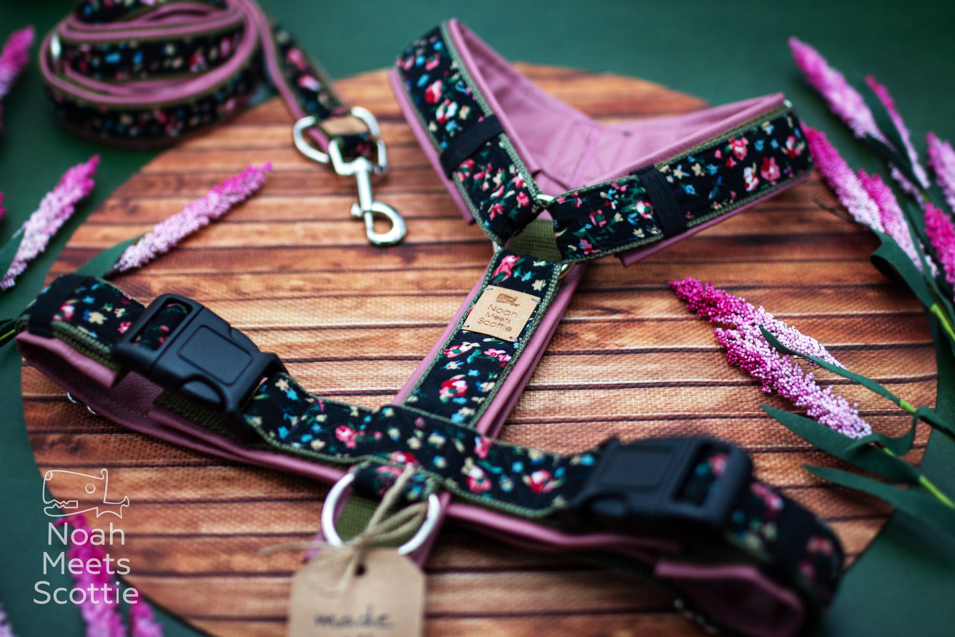 Hundegeschirr ROSALIE mit schwarzem Blumenmuster, rosa und pinken Streublumen und altrosa Kunstleder