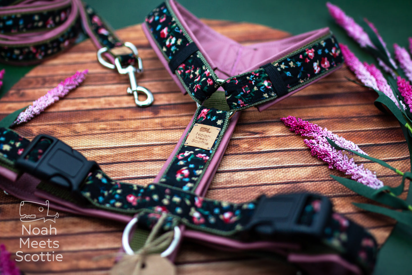 Schwarz rosa Hundegeschirr mit zartem Streublumenmuster und altrosa Kunstleder für Hunde