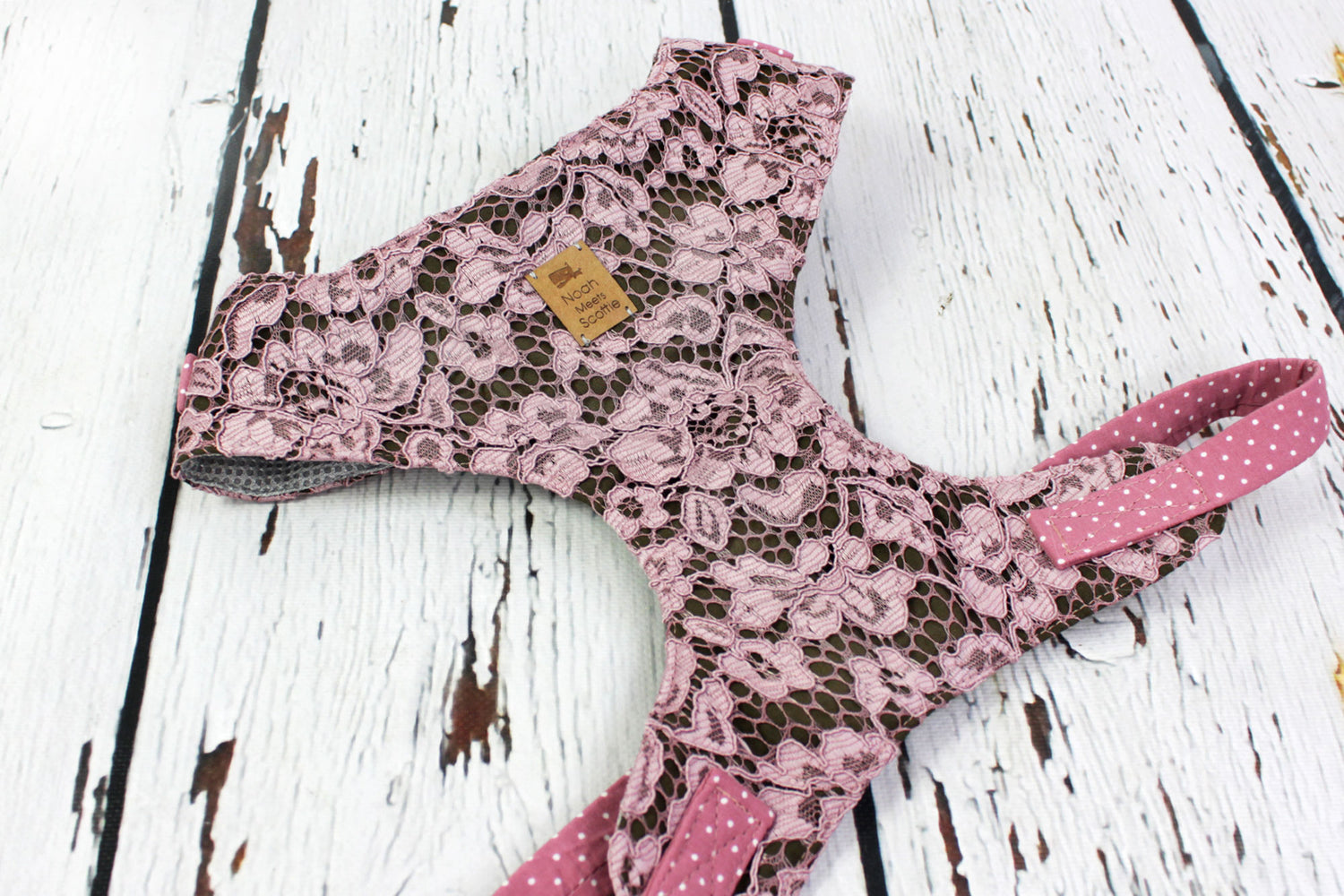 Hundegeschirr Rosé Lace in rosa mit olivgrüner Spitze und gepunkteten Riemen, weich gefüttert