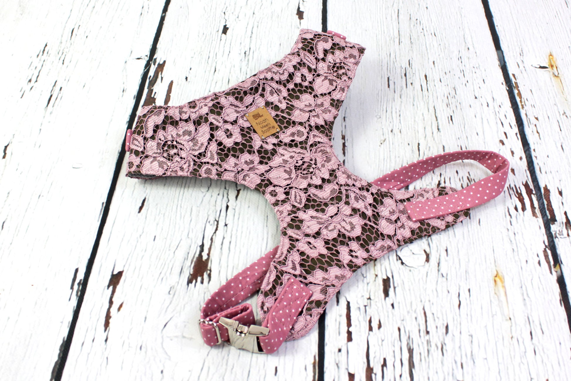Seitenansicht Hundegeschirr Rosé Lace mit romantischer Spitze und rosa Punkten