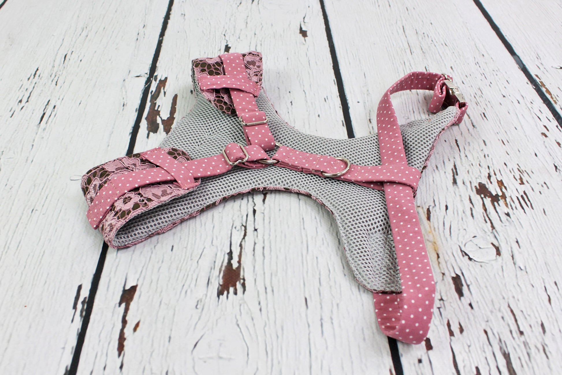 Detailansicht Hundegeschirr Rosé Lace mit Spitzenmuster und gepunkteten Riemen