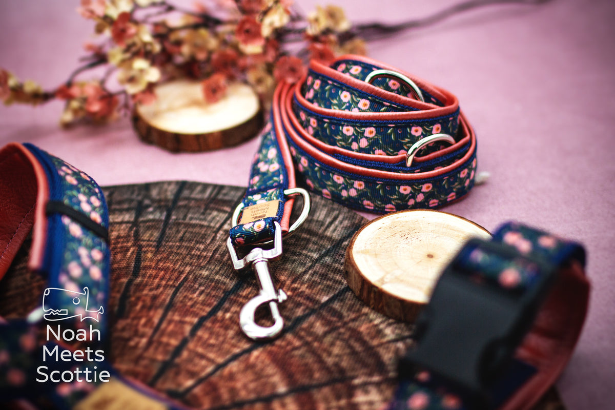 Innenansicht des Hundegeschirrs mit rosé-bronzefarbener Kunstlederfütterung und dunkelblauem Gurtband mit kleinen rosafarbenen Rosen.