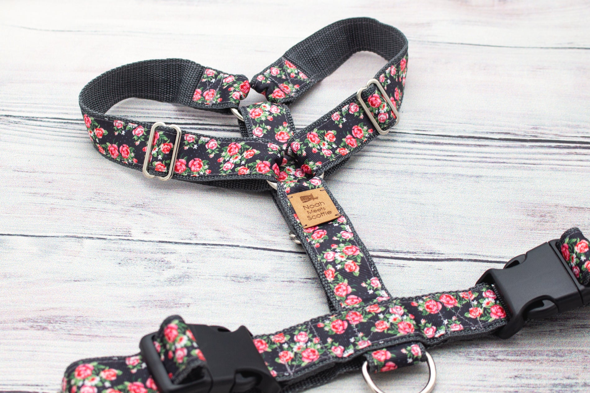 Hundegeschirr ROSIE’S GARDEN mit Rosenmuster in Rot und Weiß auf schwarzem Grund im Landhaus-Stil