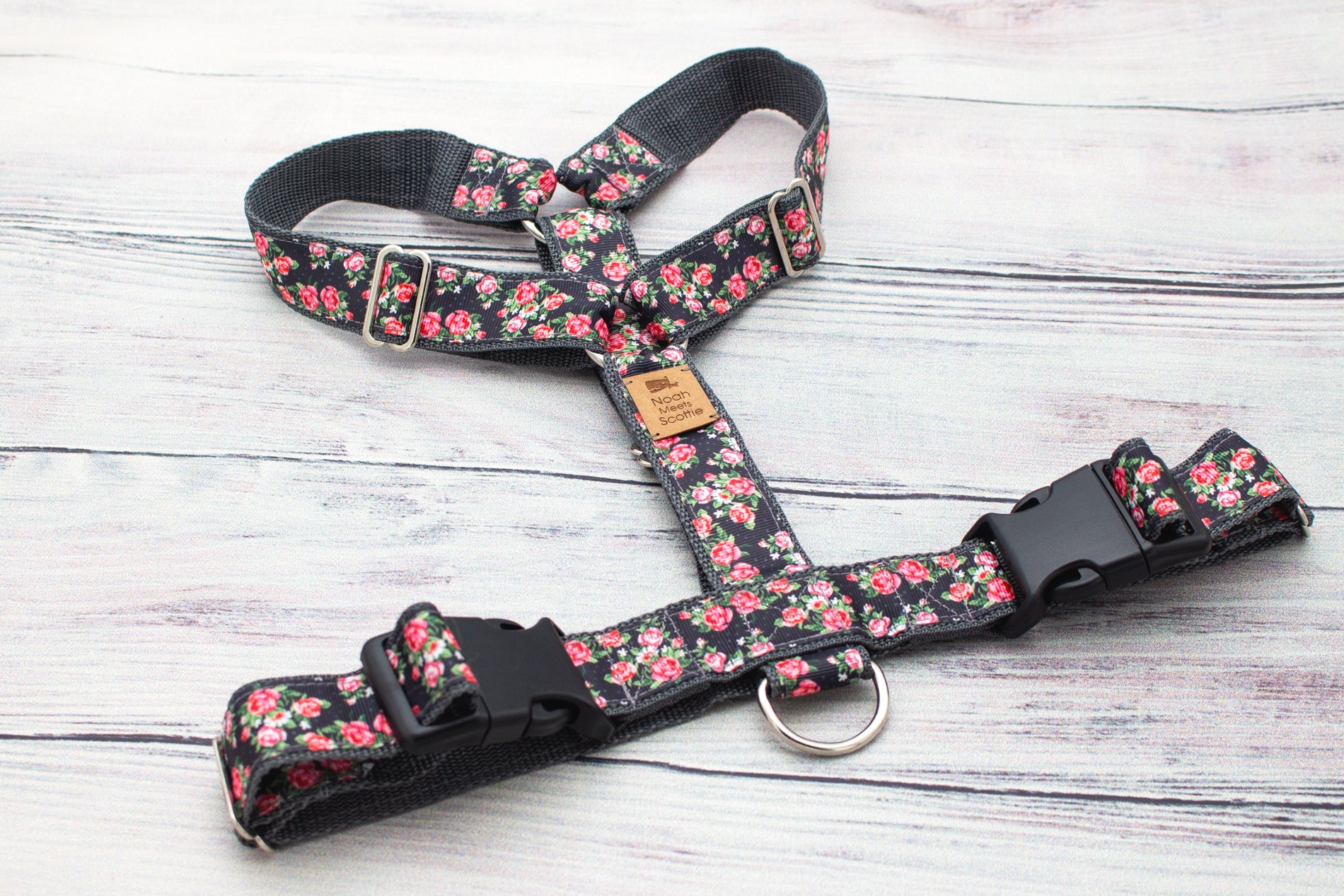 Romantisches Hundegeschirr ROSIE’S GARDEN im Vintage Floral Design, verstellbar und leicht