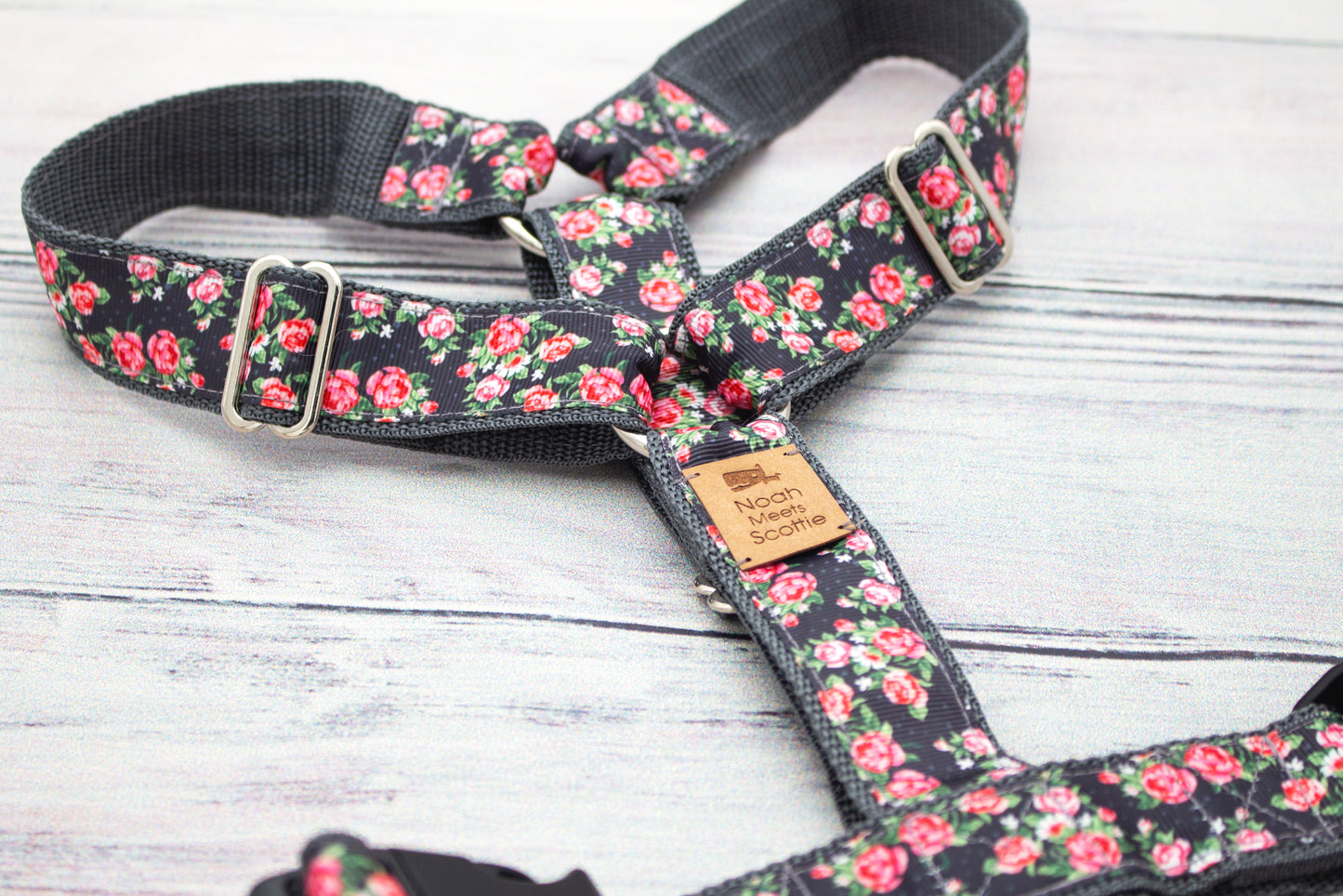 Hundegeschirr ROSIE’S GARDEN mit roten Rosen und schwarzer Basis, elegant und liebevoll gefertigt von Noah meets Scottie