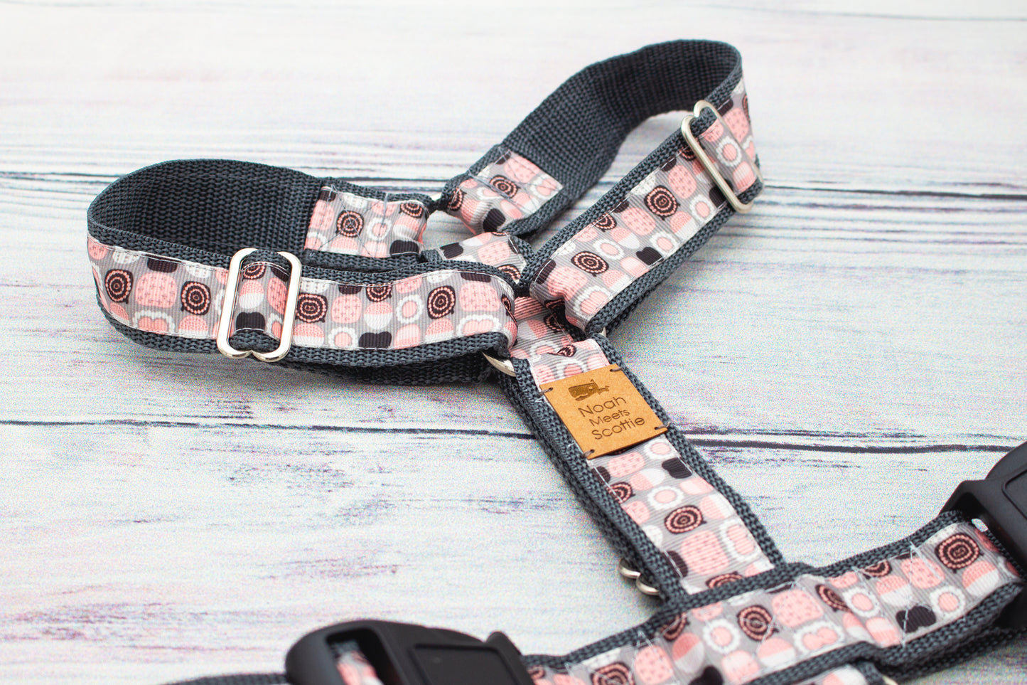 Hundegeschirr ROSY GRID in Rosa Grau mit geometrischem Muster, verstellbar und modern