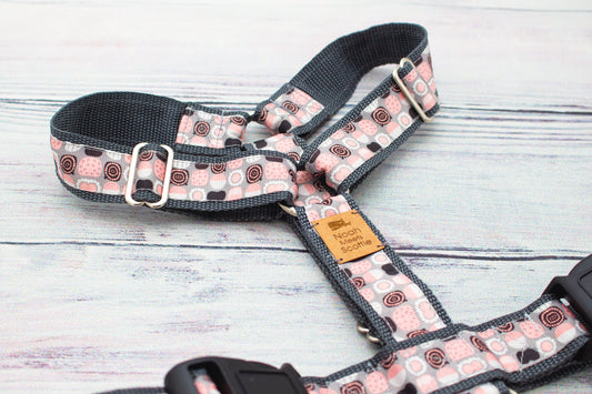 Hundegeschirr ROSY GRID in Rosa Grau mit geometrischem Muster, verstellbar und modern