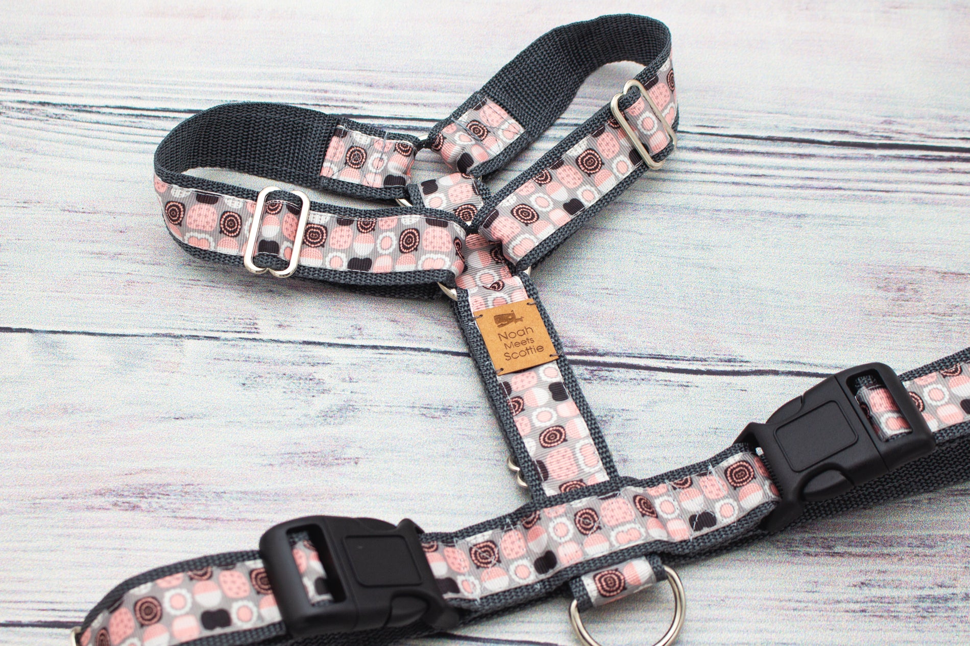 Hundegeschirr Rosy Grid, leichtes Design in Rosa und Grau, robust und elegant