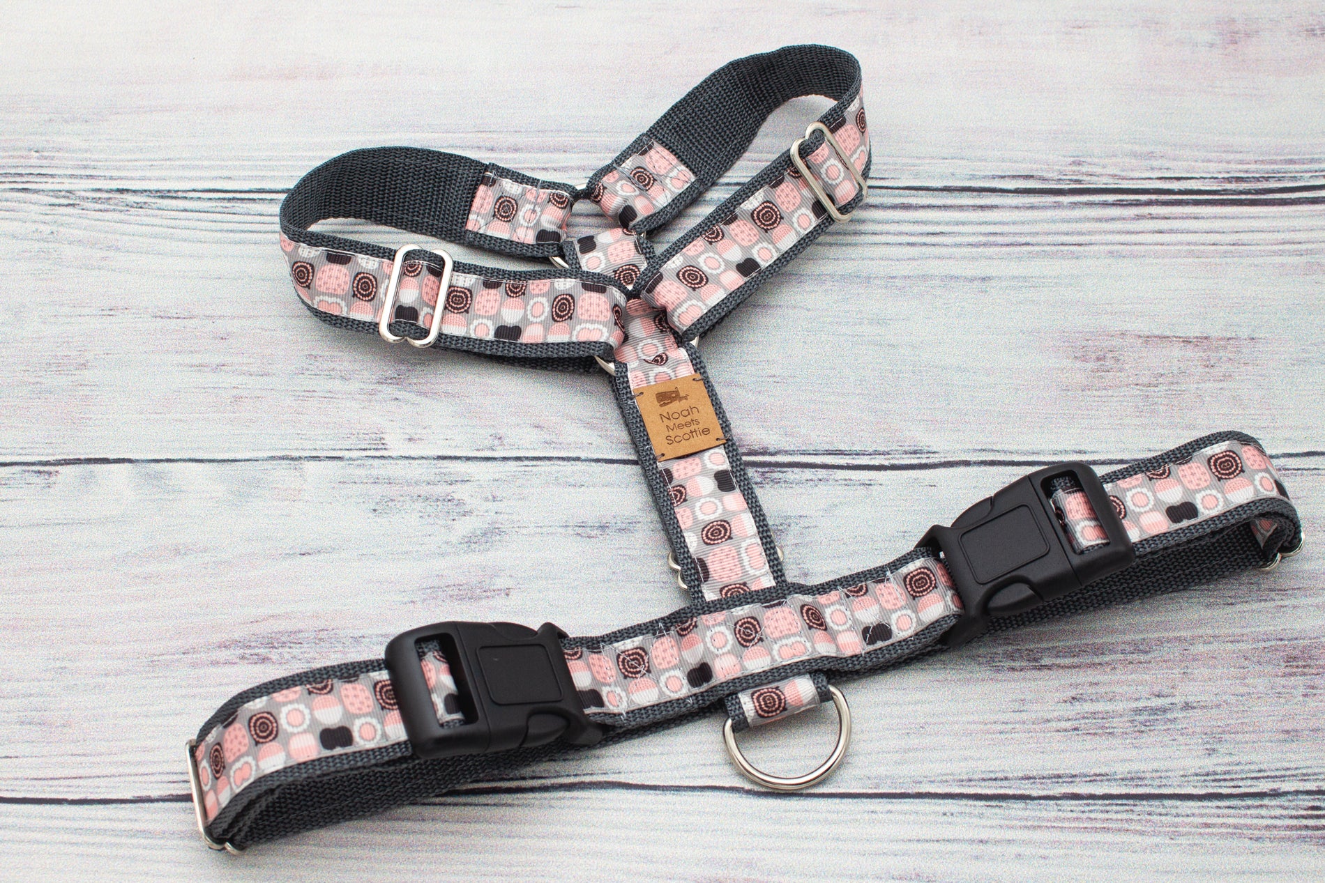 Hundegeschirr mit Kreisen und Quadraten, modernes Design, bequem und stilvoll