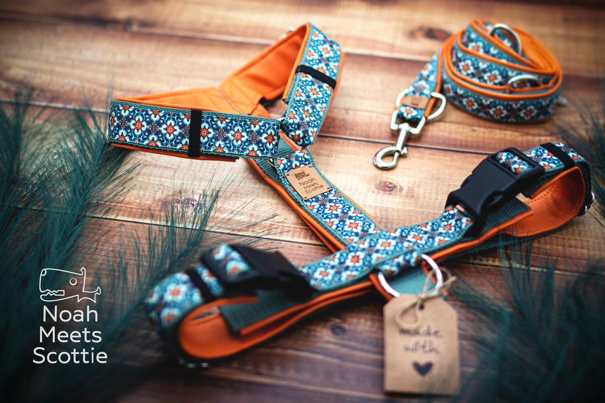 Hundegeschirr RUA DAS FLORES NO. 7 mit floralem Azulejo-Muster in Petrolblau, Türkis und Orange sowie orangefarbenem Kunstleder.