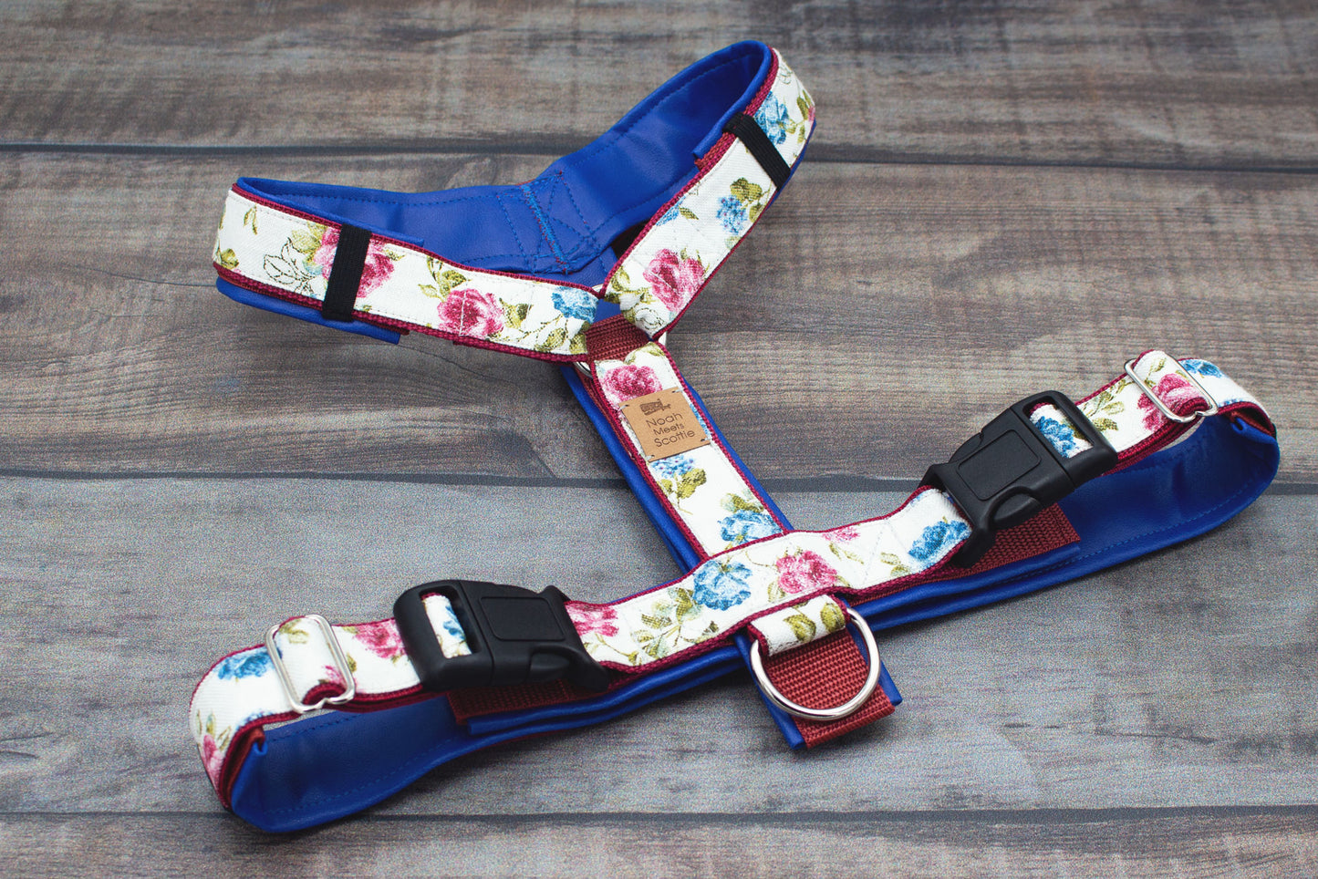 Stilvolles Hundegeschirr RUBY, gepolstert, Rosenmuster blau rot
