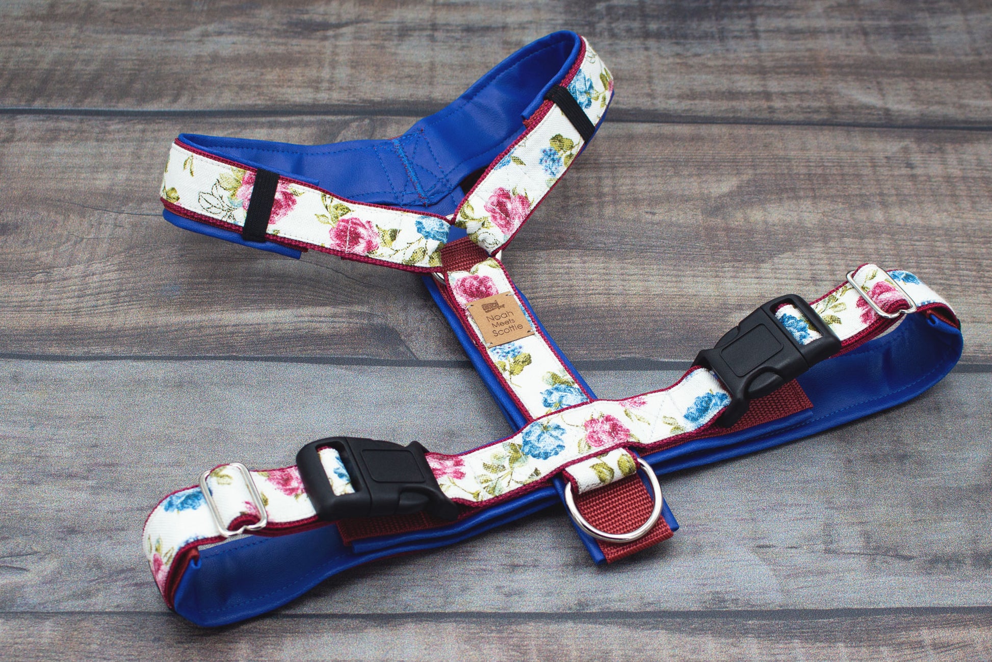 Stilvolles Hundegeschirr RUBY, gepolstert, Rosenmuster blau rot