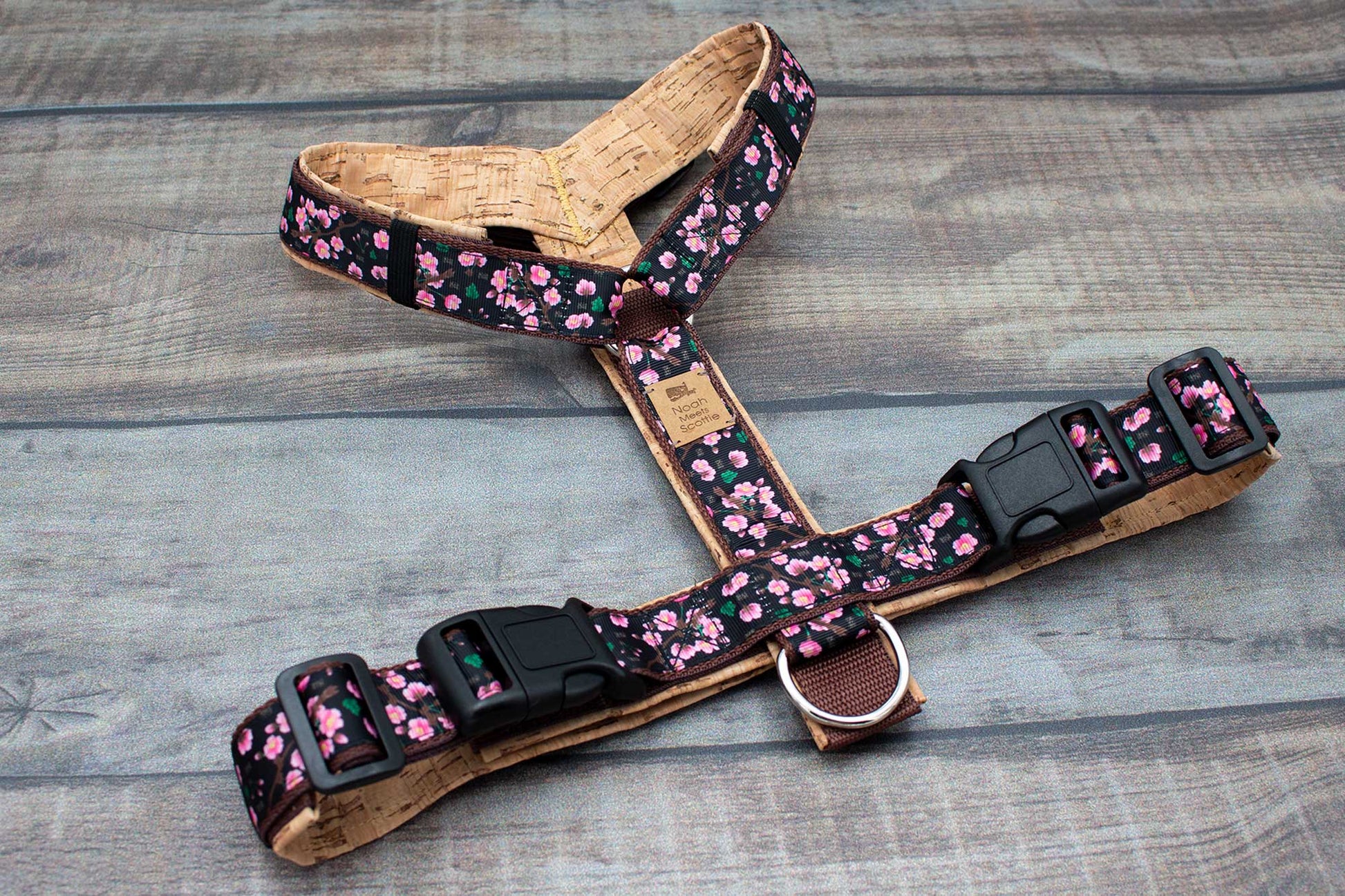 Florales Hundegeschirr mit Kirschblütenprint und natürlicher Korkfütterung – Modell SAKURA