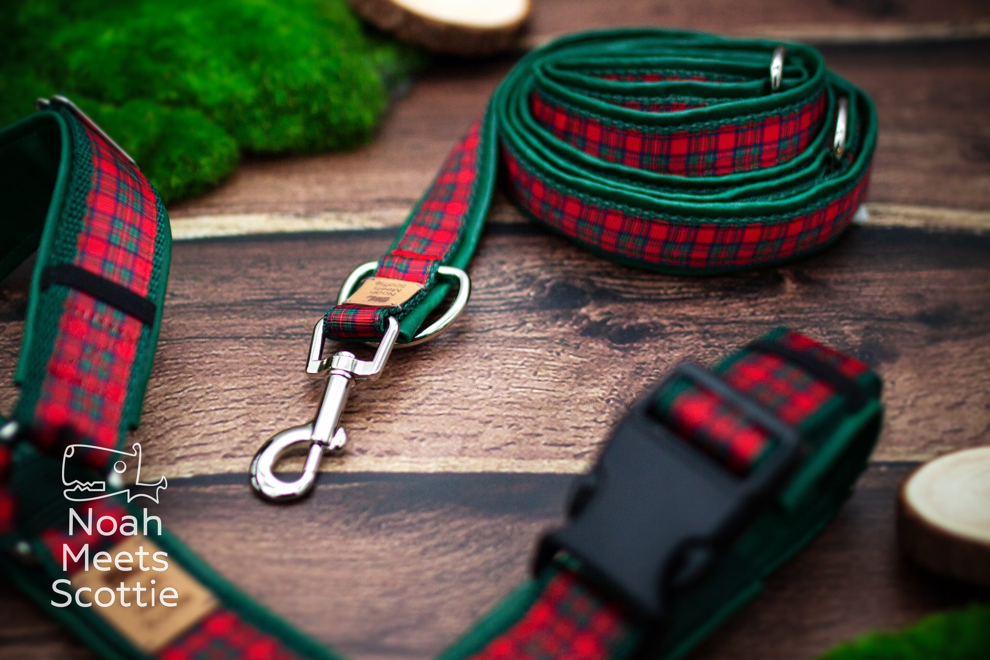 Schottisches Hundegeschirr mit Tartan-Muster in Rot und Grün im Highlands-Stil