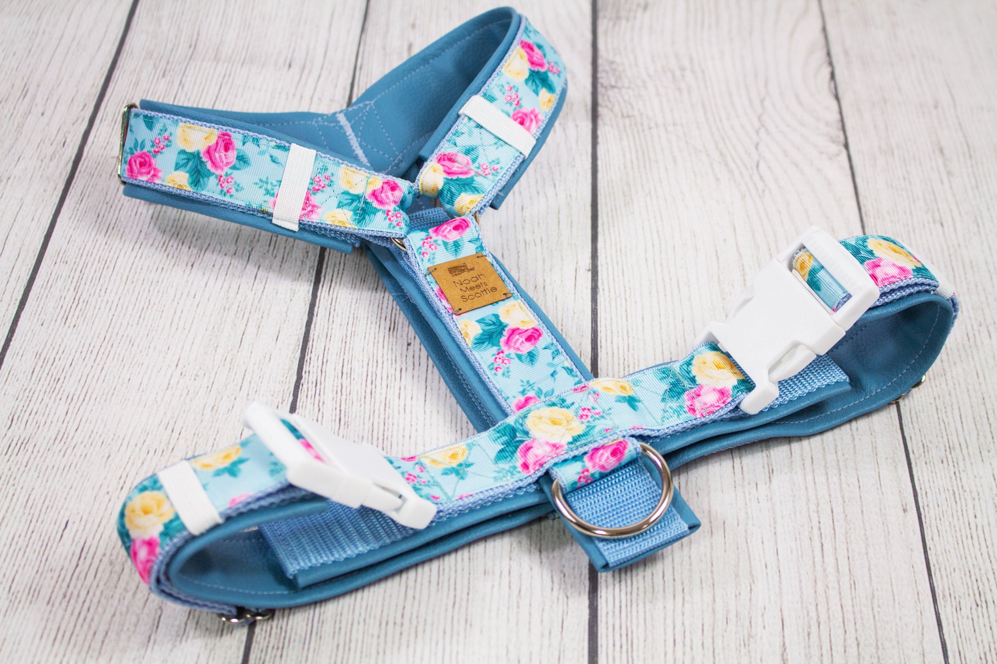Hundegeschirr SKY ROSES Rosen-Muster himmelblau pink, gepolstertes Kunstleder, robust