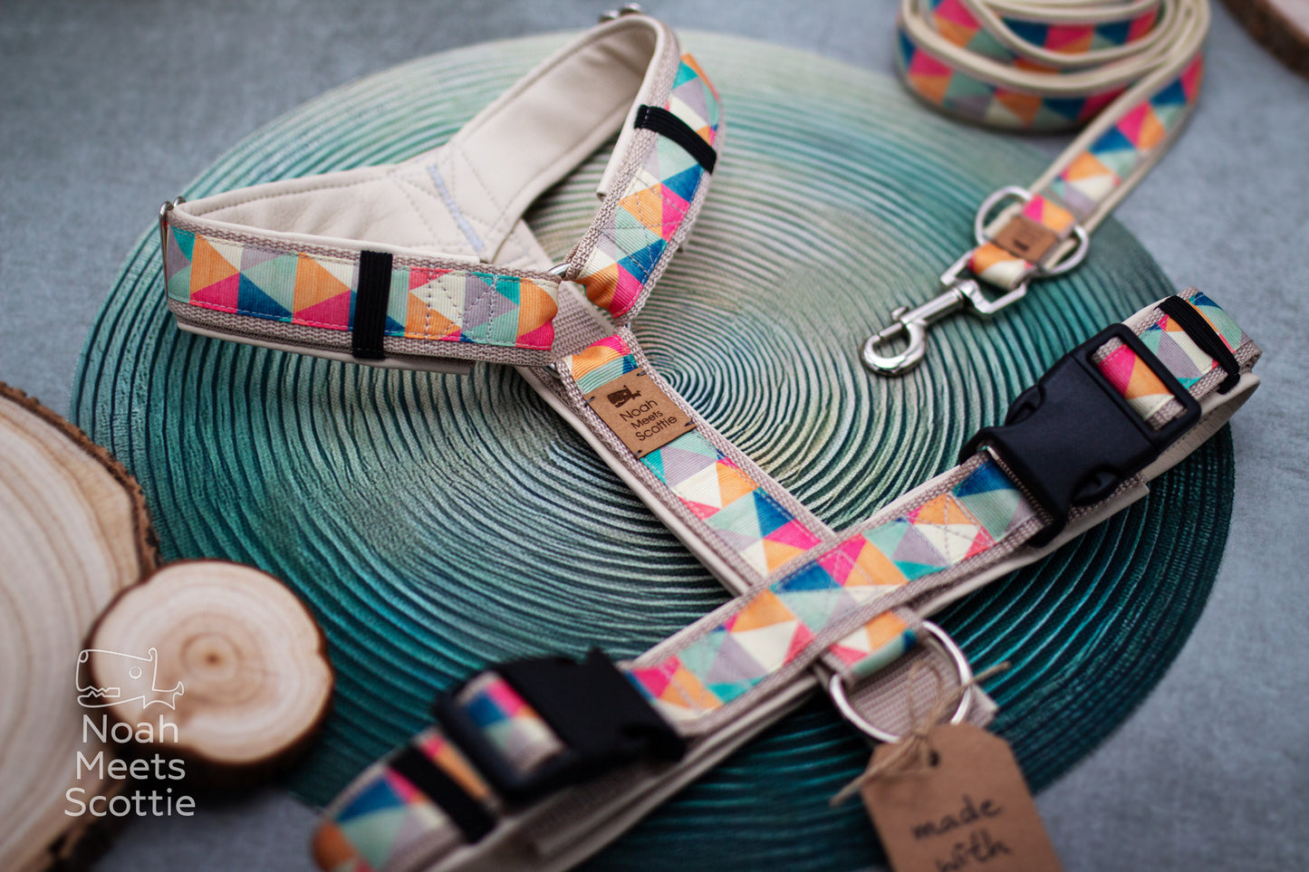 Modernes Brustgeschirr für Hunde mit geometrischen Formen in Blau, Rosa, Gelb und Mint.