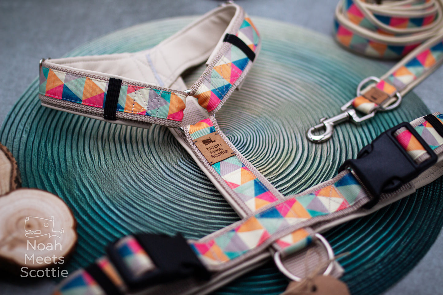 Farbenfrohes Hundegeschirr mit geometrischem Muster und Retro Design für stilvolle Spaziergänge.
