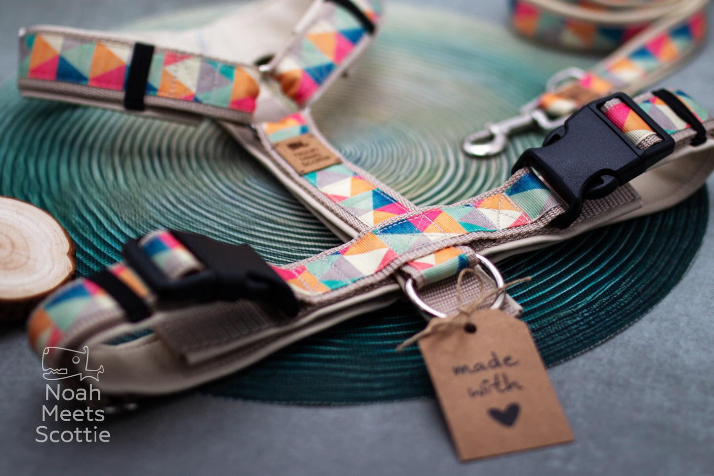 Buntes Hundegeschirr Smarty mit geometrischem Dreiecksmuster in Blau, Rosa, Gelb und Mint, modernes Brustgeschirr.