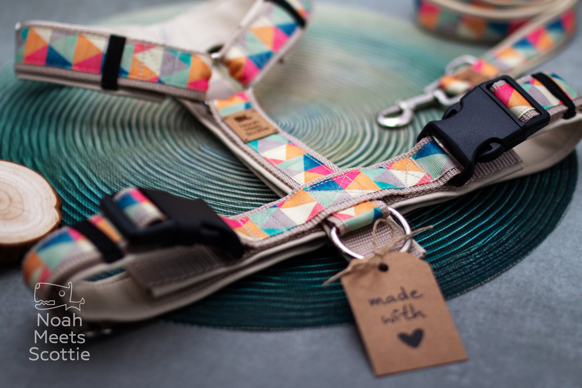 Buntes Hundegeschirr Smarty mit geometrischem Dreiecksmuster in Blau, Rosa, Gelb und Mint, modernes Brustgeschirr.
