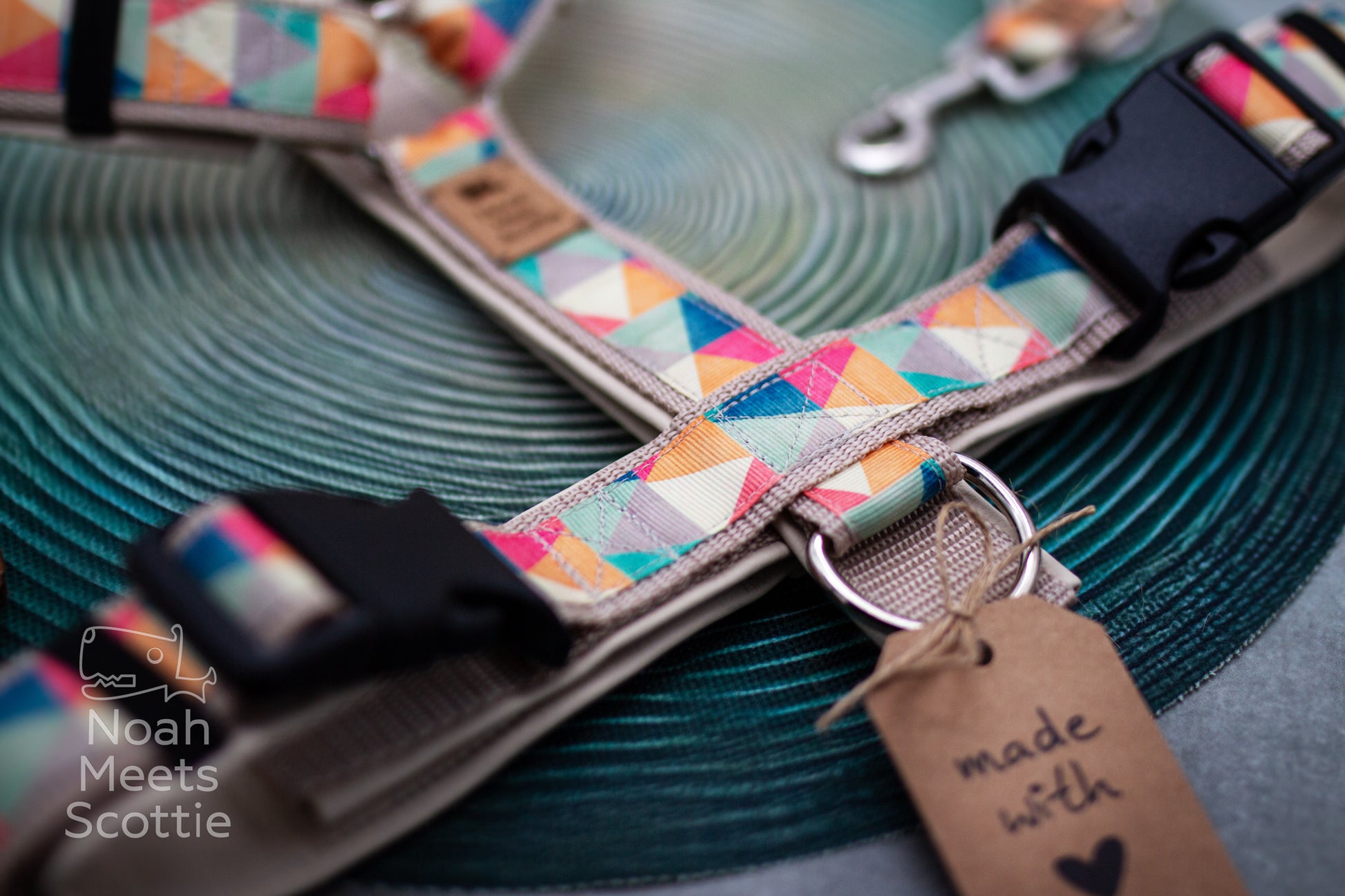 Verstellbares Hundegeschirr mit geometrischem Muster und farbenfrohem Retro Design in Pastellfarben.