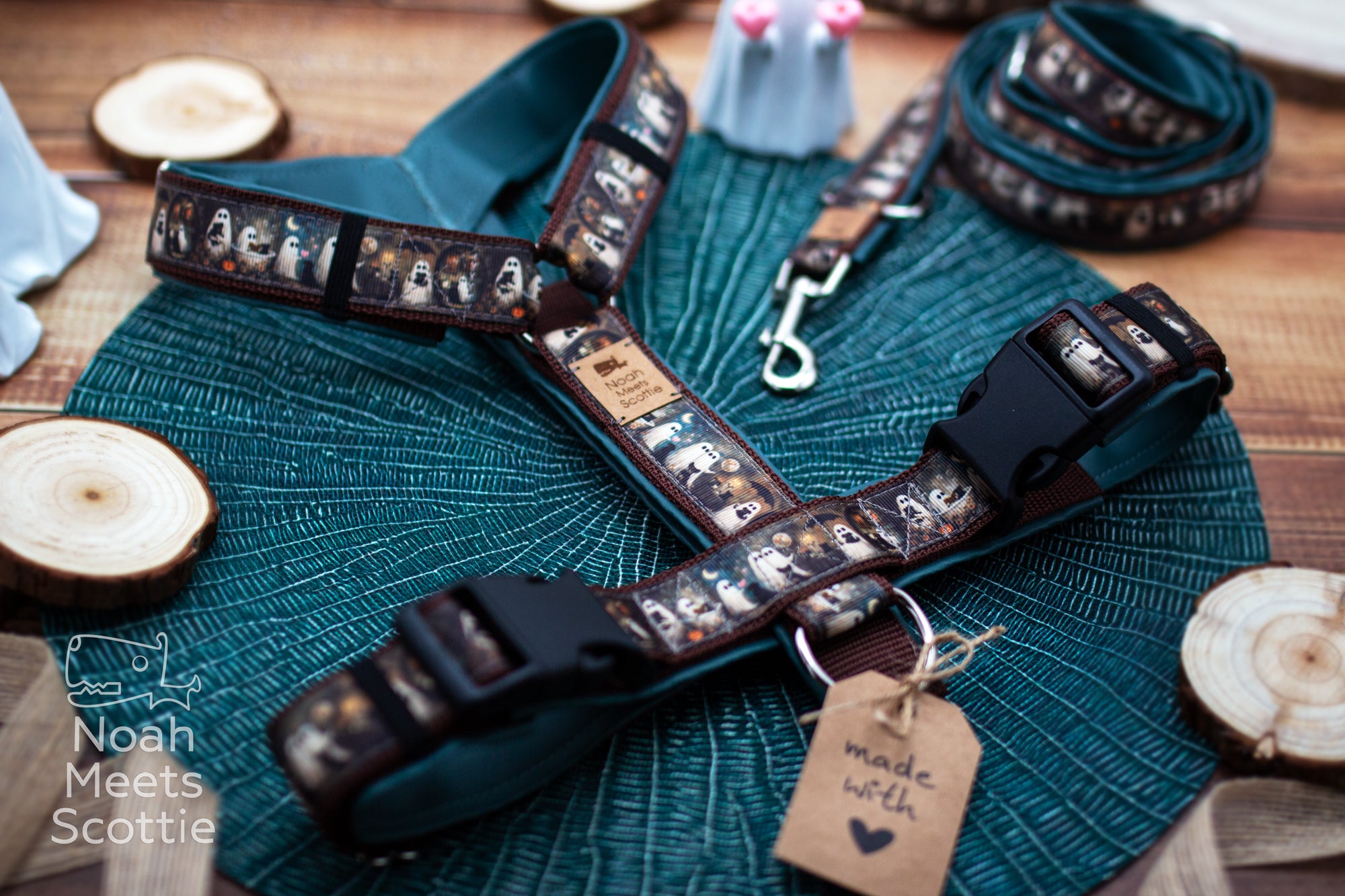 Hundegeschirr SNUG-A-BOO mit niedlichen Geistern und Spooky Season Design