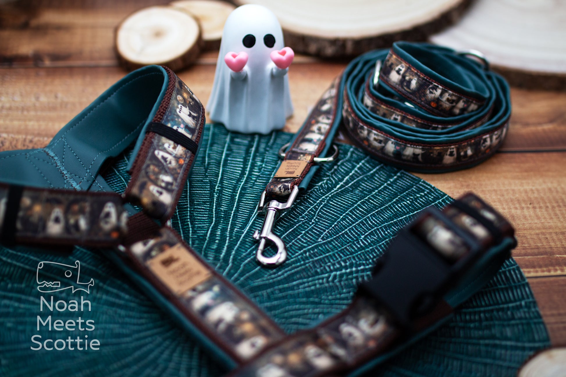 Halloween Hundegeschirr mit Geister Muster und schwarzem Hund auf schwarzem Hintergrund