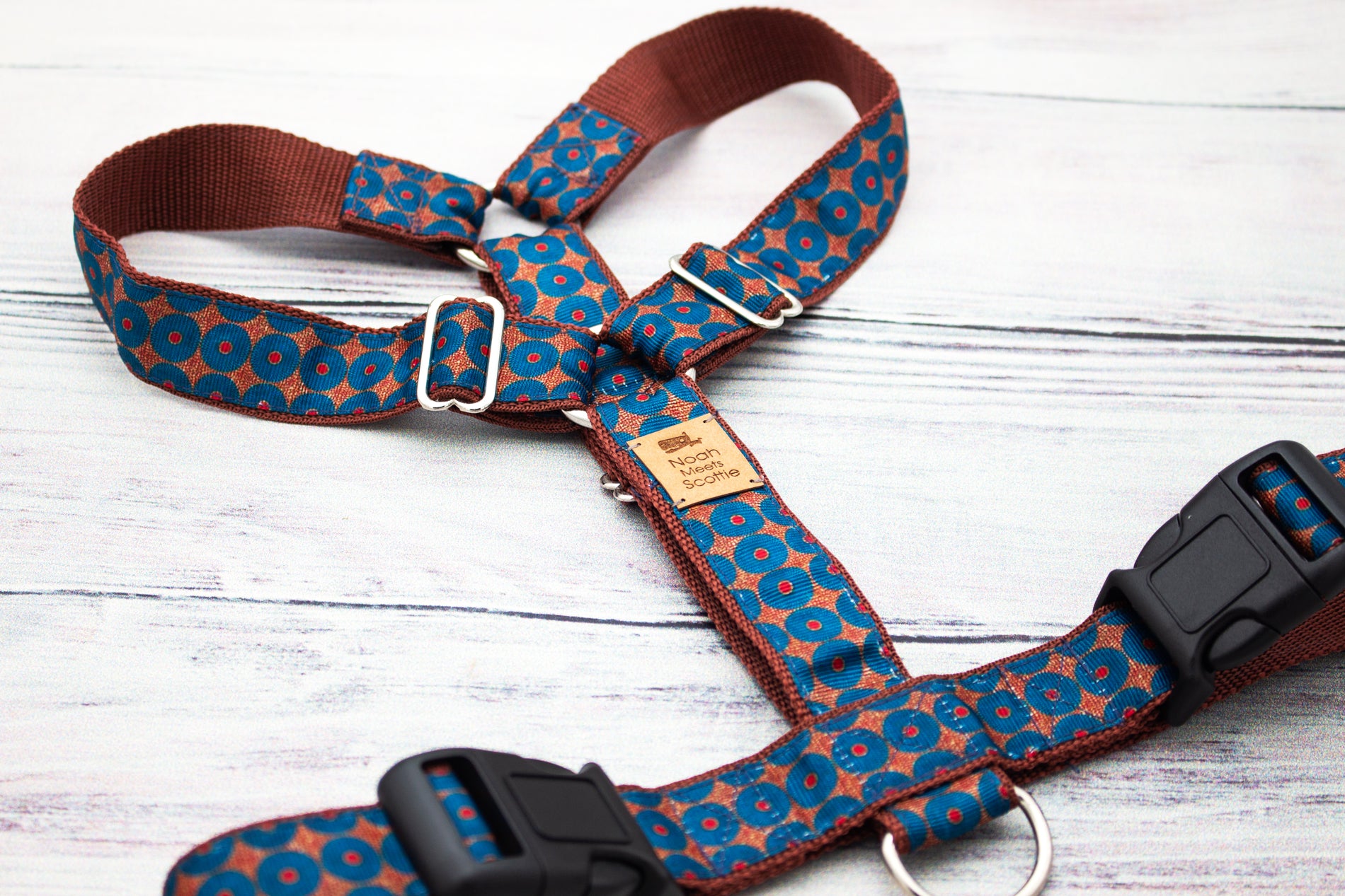 Hundegeschirr SPOTSPROCKET mit retro-inspiriertem Kreismuster in Blau und Rostbraun, modernes grafisches Hundedesign