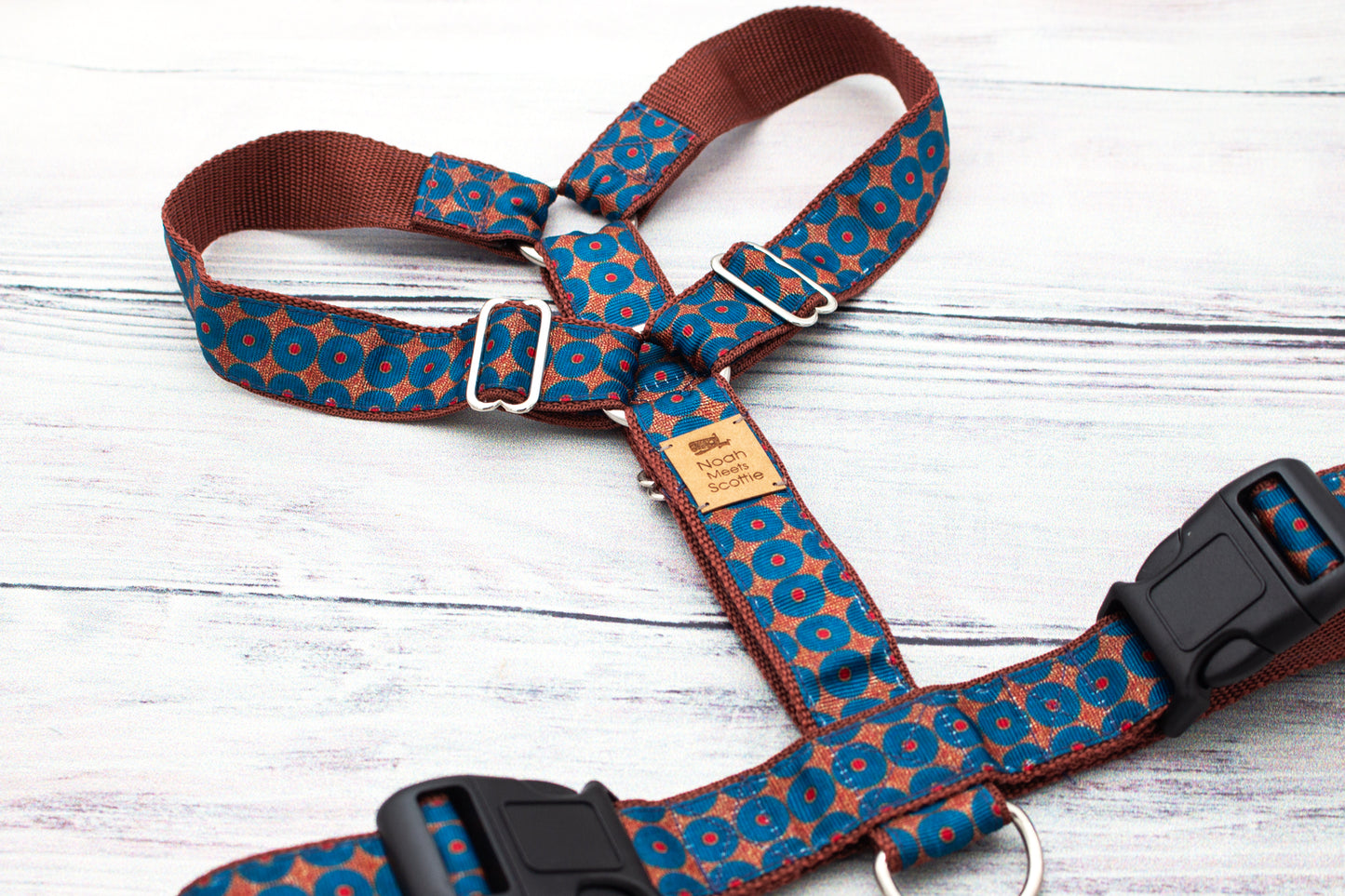 Detailaufnahme Hundegeschirr SPOTSPROCKET, blaues Kreismuster mit roten Akzenten auf rostbraunem Gurtband, hochwertiges Hundezubehör