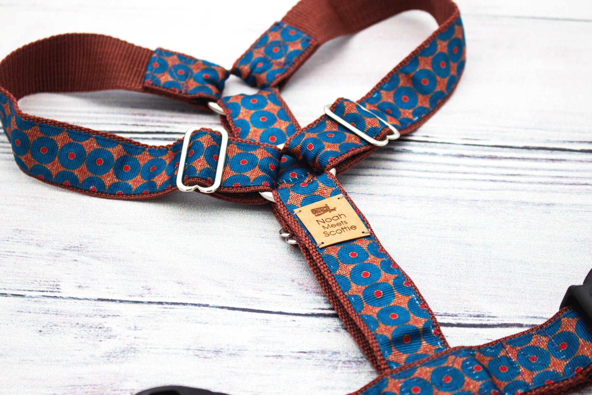 SPOTSPROCKET Hundegeschirr, modernes Retro-Muster in Blau und Rot auf warmem Braun, verstellbares und leichtes Design