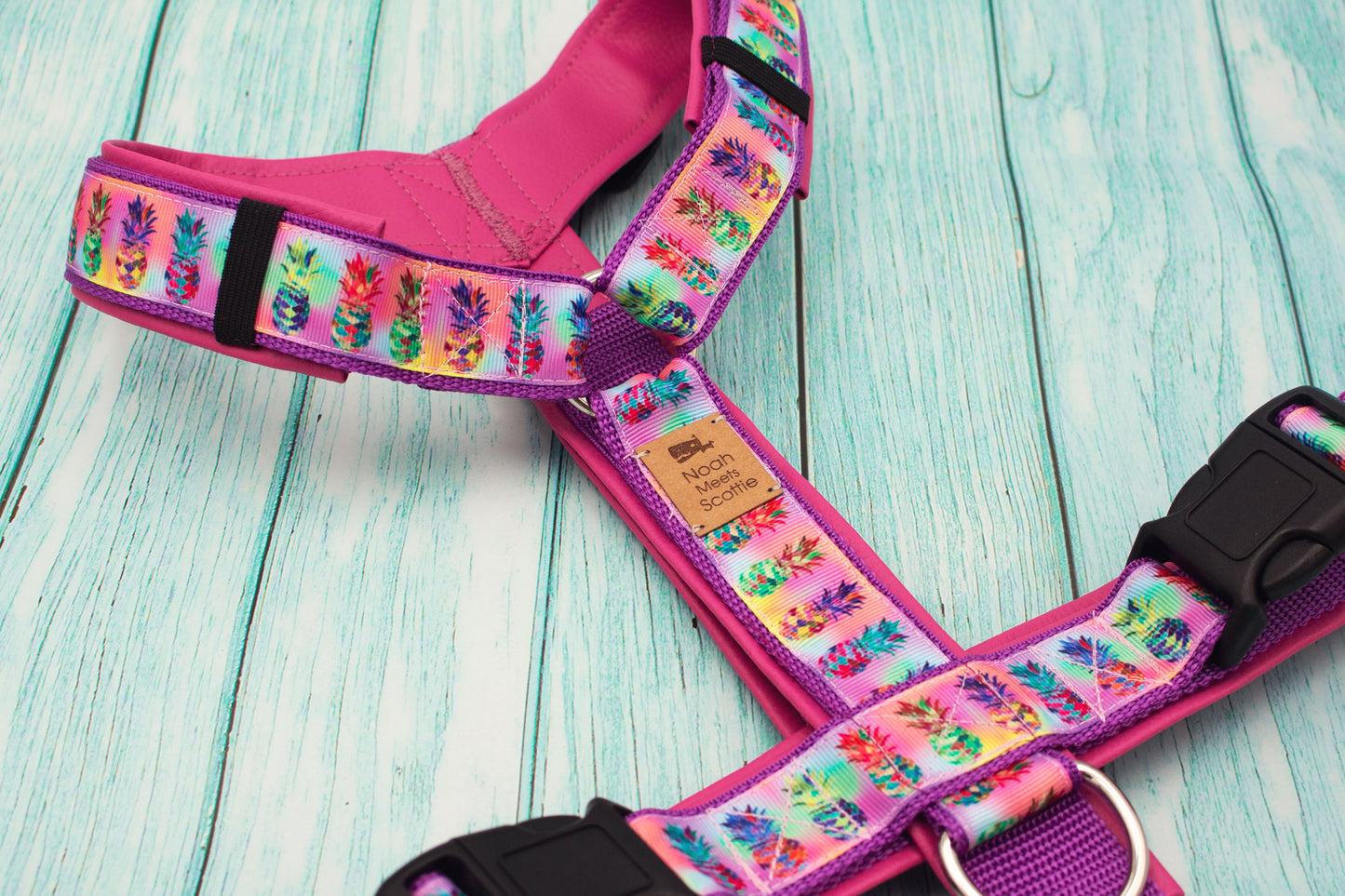 Detailansicht Hundegeschirr Sweet Pine in Pink mit Ananas-Muster und Kunstlederfütterung