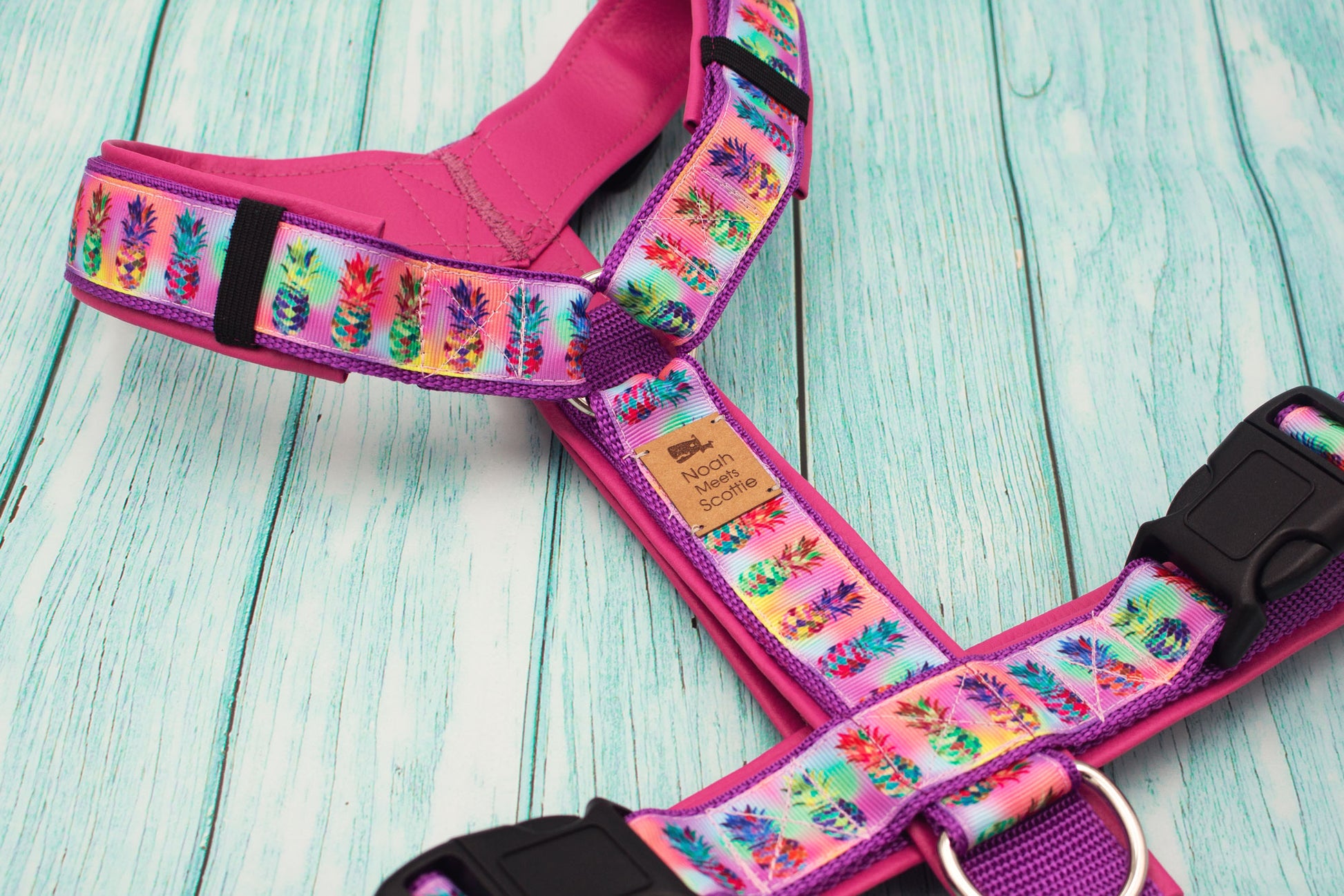 Detailansicht Hundegeschirr Sweet Pine in Pink mit Ananas-Muster und Kunstlederfütterung