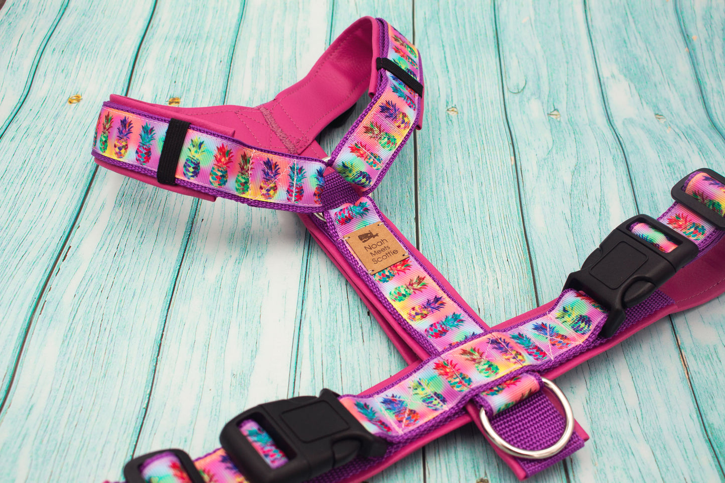 Oberansicht Hundegeschirr Sweet Pine in Pink mit buntem Ananas-Muster