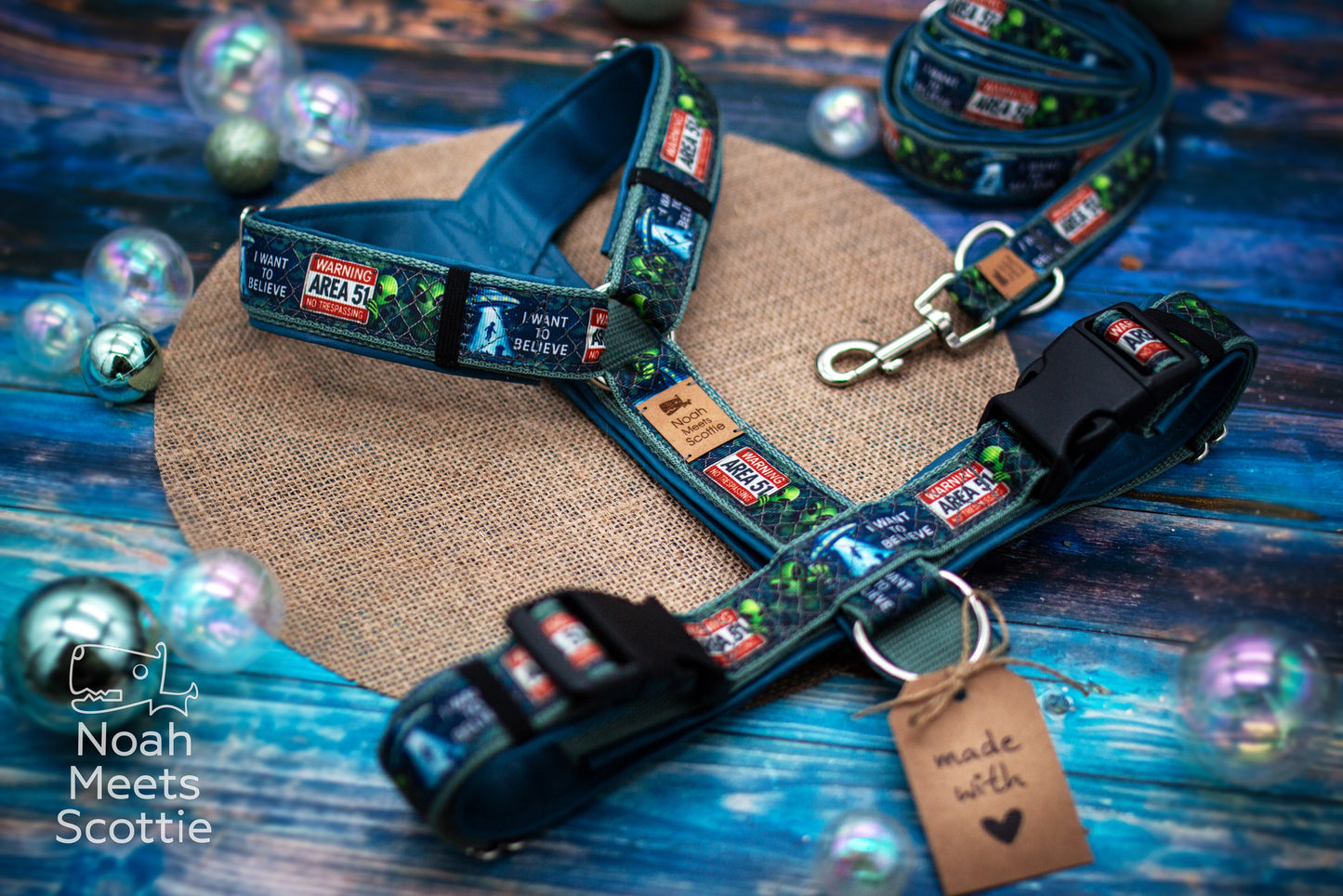 Science-Fiction-Hundegeschirr The Leash Is Out There mit blaugrünem Gurtband und dunkelblauer Kunstlederpolsterung.