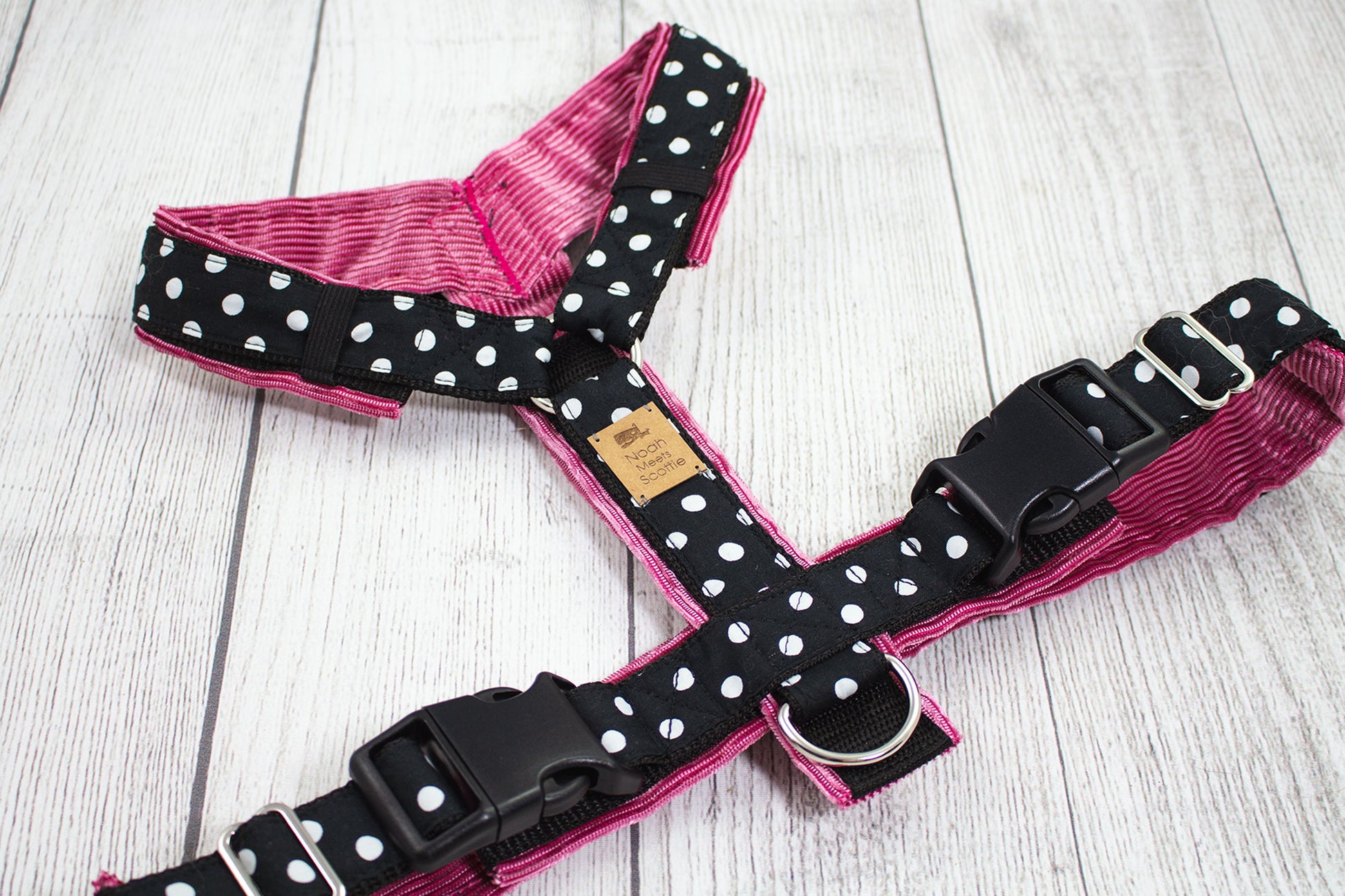 Hundegeschirr THE PINK BLACK, Polka Dots schwarz/weiß mit pinkem Futter, verstellbar
