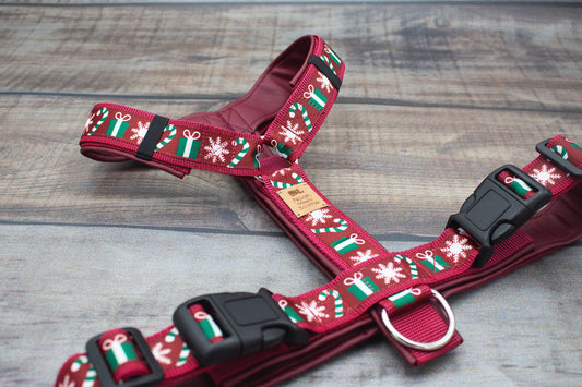 Hundegeschirr THREE THINGS ABOUT CHRISTMAS mit Zuckerstangen Schneeflocken Geschenken, verstellbar gepolstert