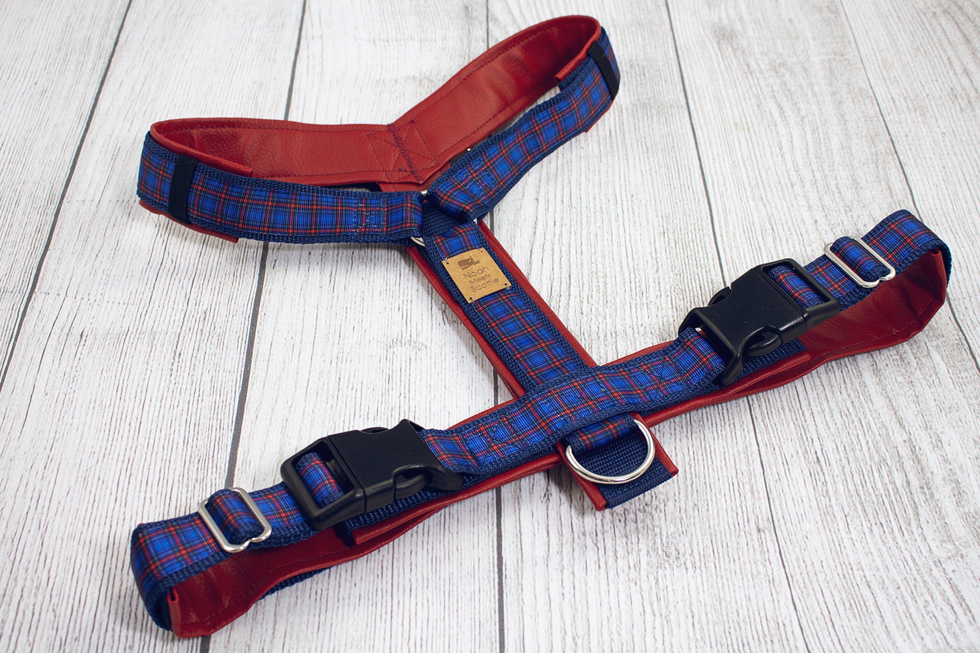 Hundegeschirr TIMBER mit Tartan-Karo blau rot, verstellbar, viel Bewegungsfreiheit