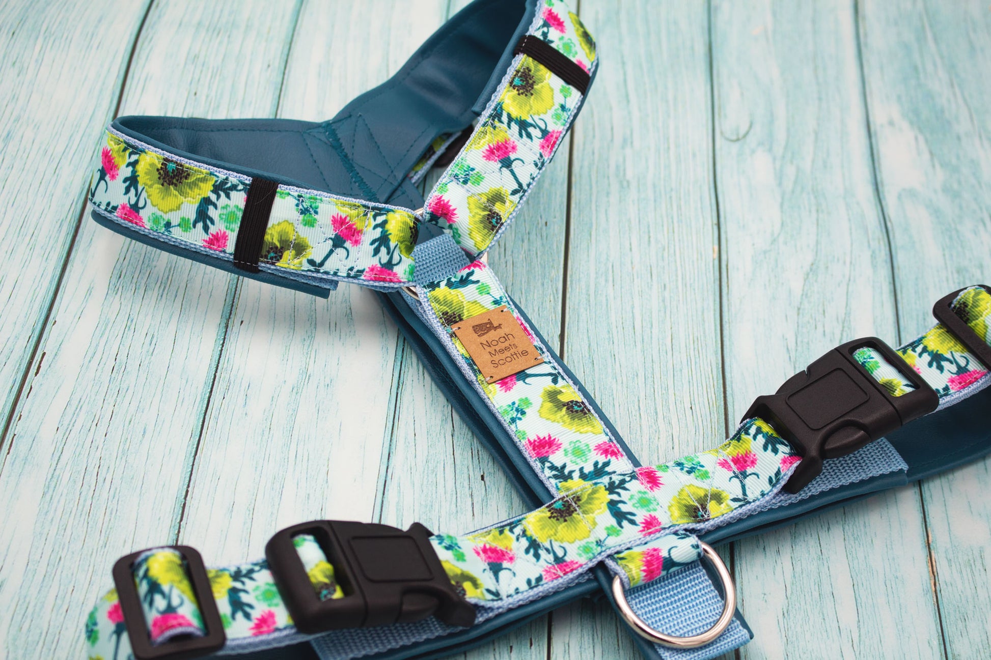 Hundegeschirr TROPICA mit tropischen Blumen in Türkis, Pink und Hellgrün, gepolstert und verstellbar