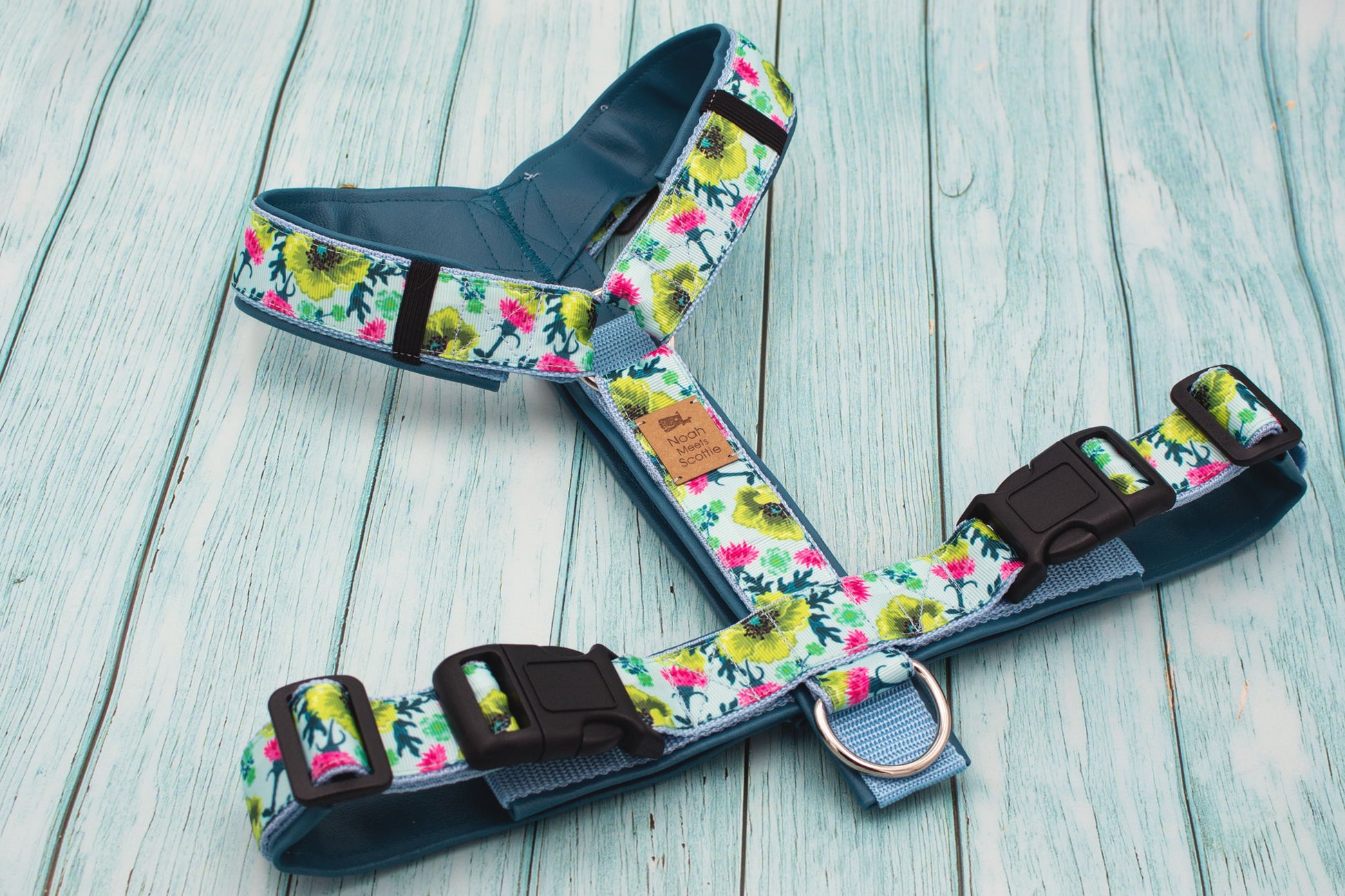 Farbiges Hundegeschirr TROPICA, Sommergeschirr mit tropischem Blumen Muster türkis blau pink