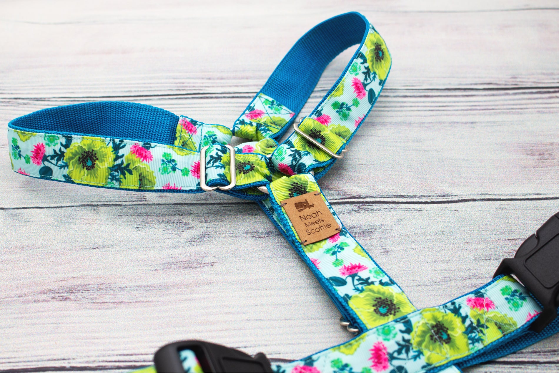 Hundegeschirr TROPICA in Türkis mit gelbgrünen und pinken Blüten, sommerlich und verstellbar