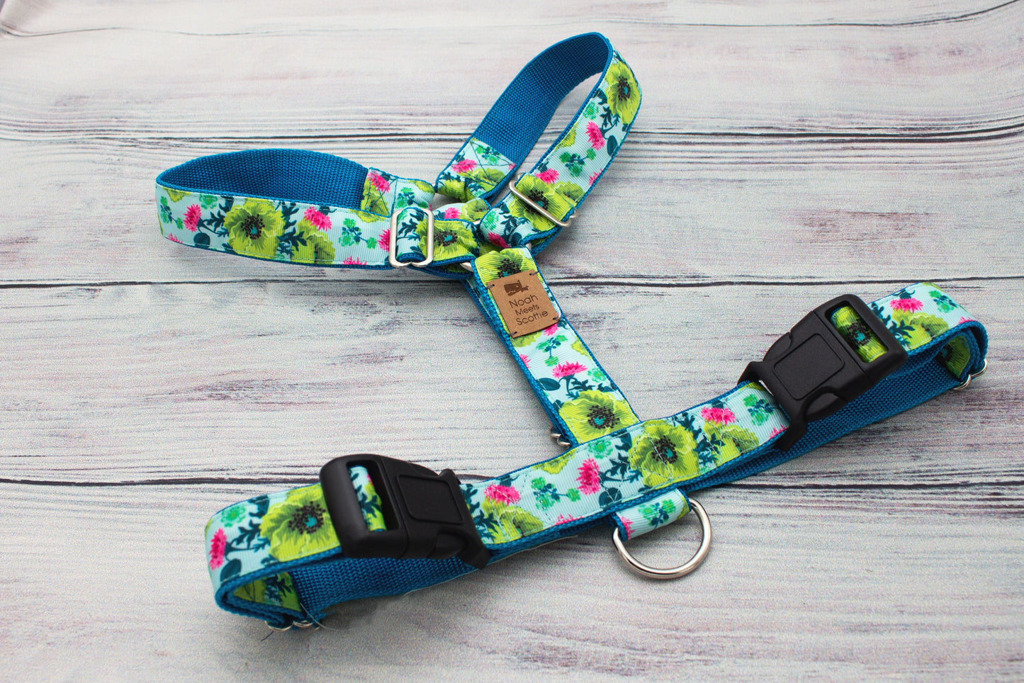 Hundegeschirr mit tropischem Blumenmotiv, fröhlich, bequem und farbenfroh